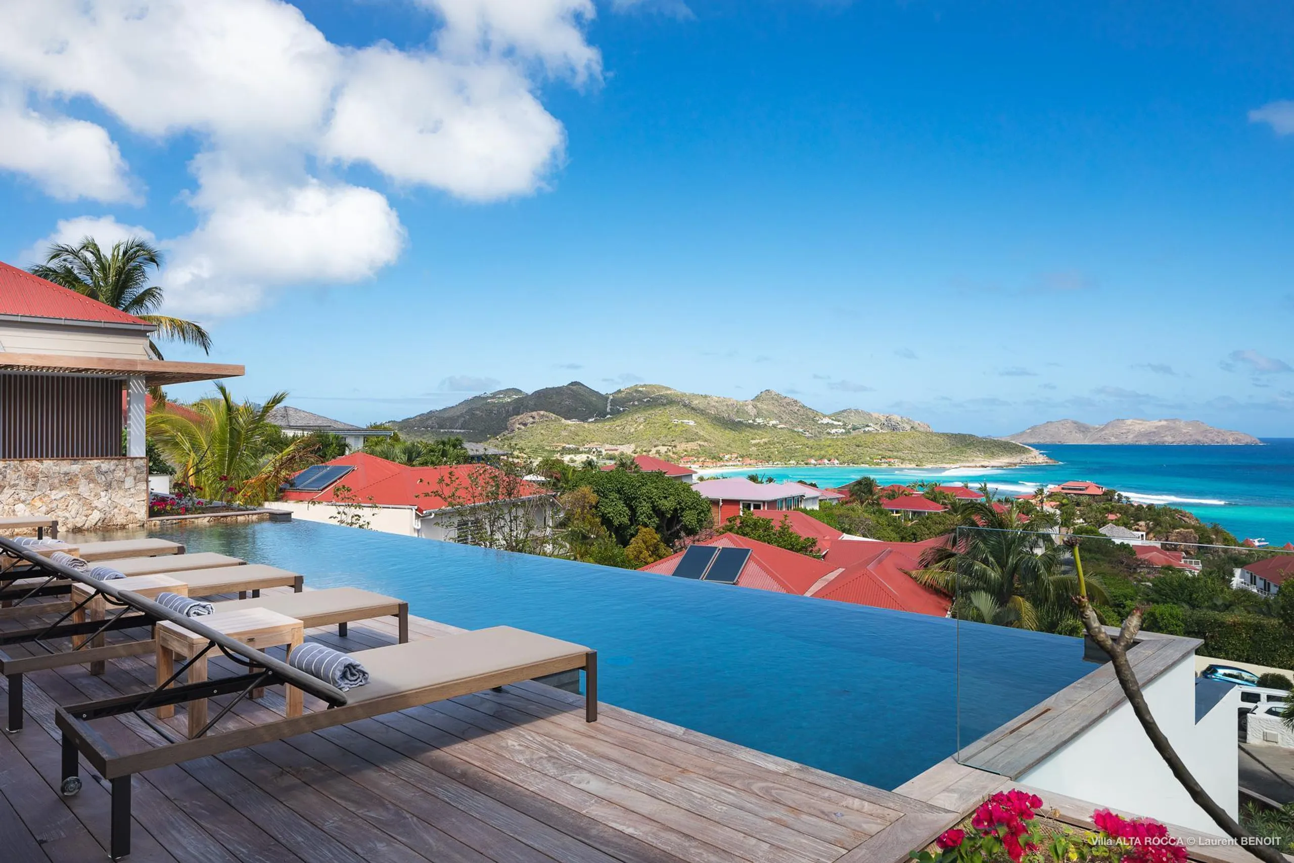 Exquisite Oceanside Villa with Infinity Pool and Zen Garden — photograph 3