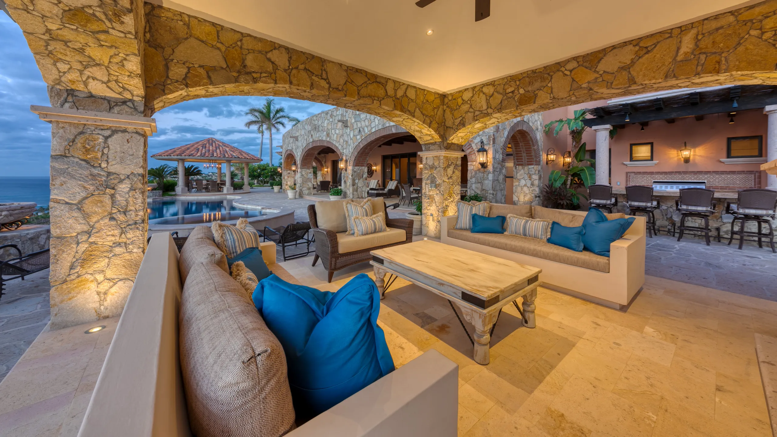High-End Palmilla Villa with Infinity Pool and Stunning Waterfront Views — photograph 8