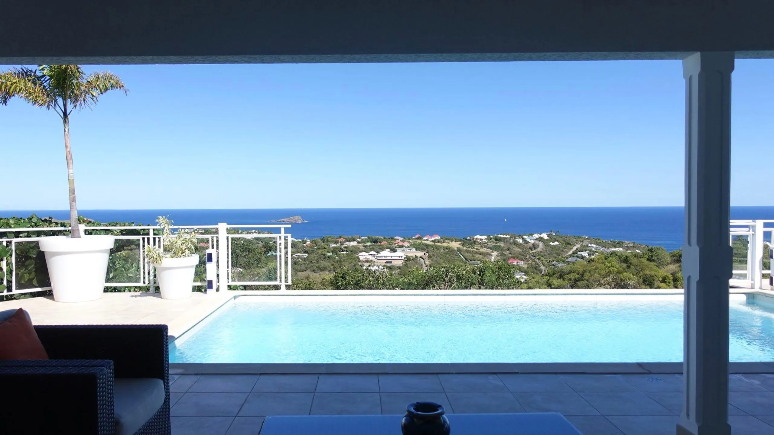 Deluxe 3 Bedroom Villa with Pool And Picturesque Sea Views — photograph 2