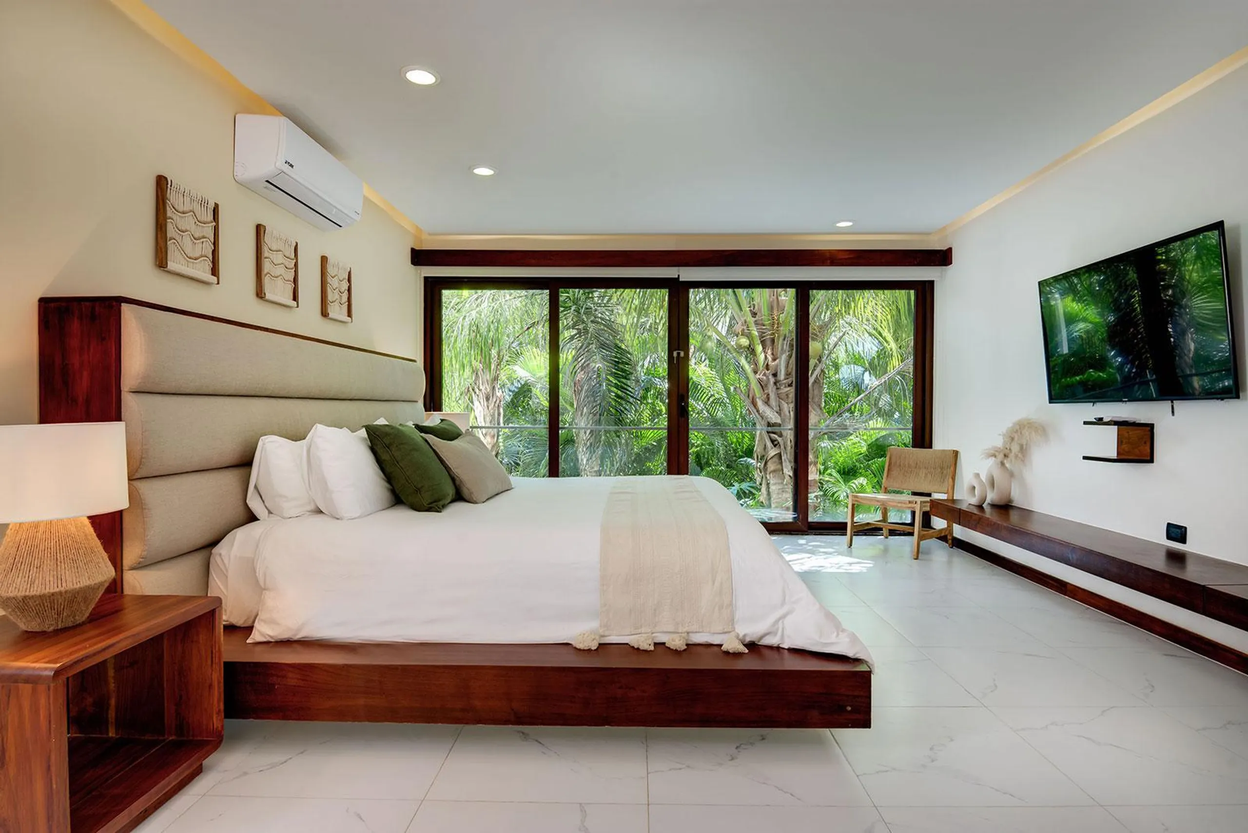 Panoramic Luxe Retreat with Infinity Pool Stunning Ocean Vistas and Serenity — photograph 8