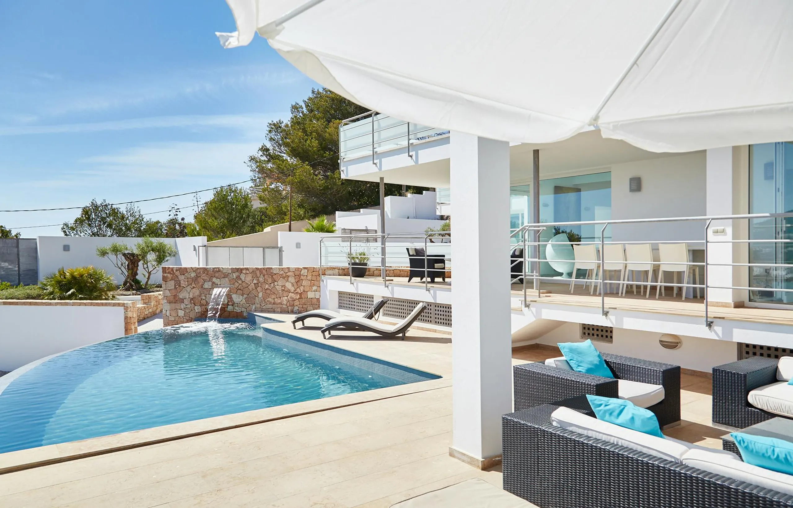 Shimmering Seaside Villa in Ibiza with Private Pool and Walks to Beach — photograph 4