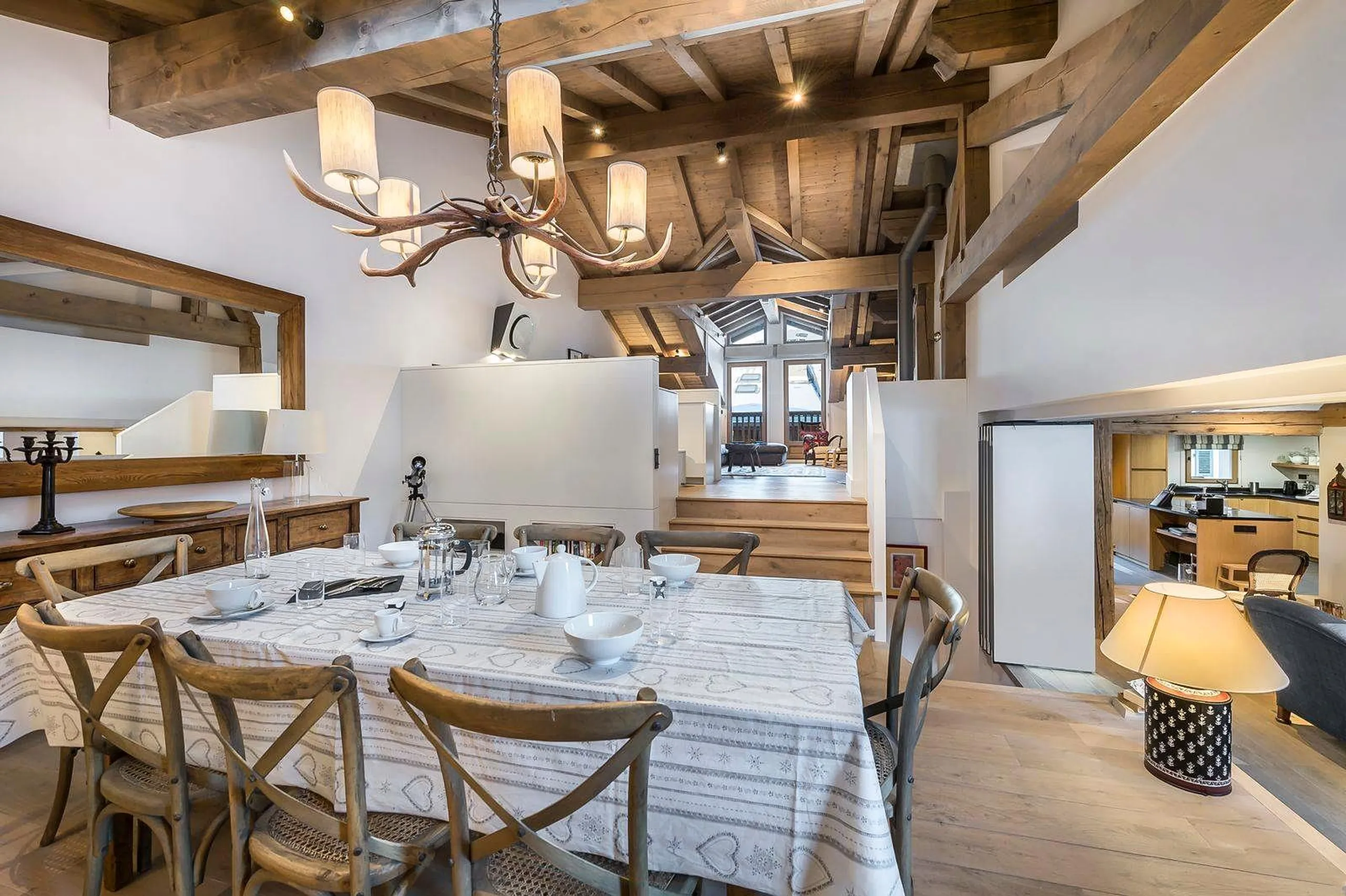 Serene Villa in Courchevel with Spacious Living Area and Cozy Bedrooms — photograph 3