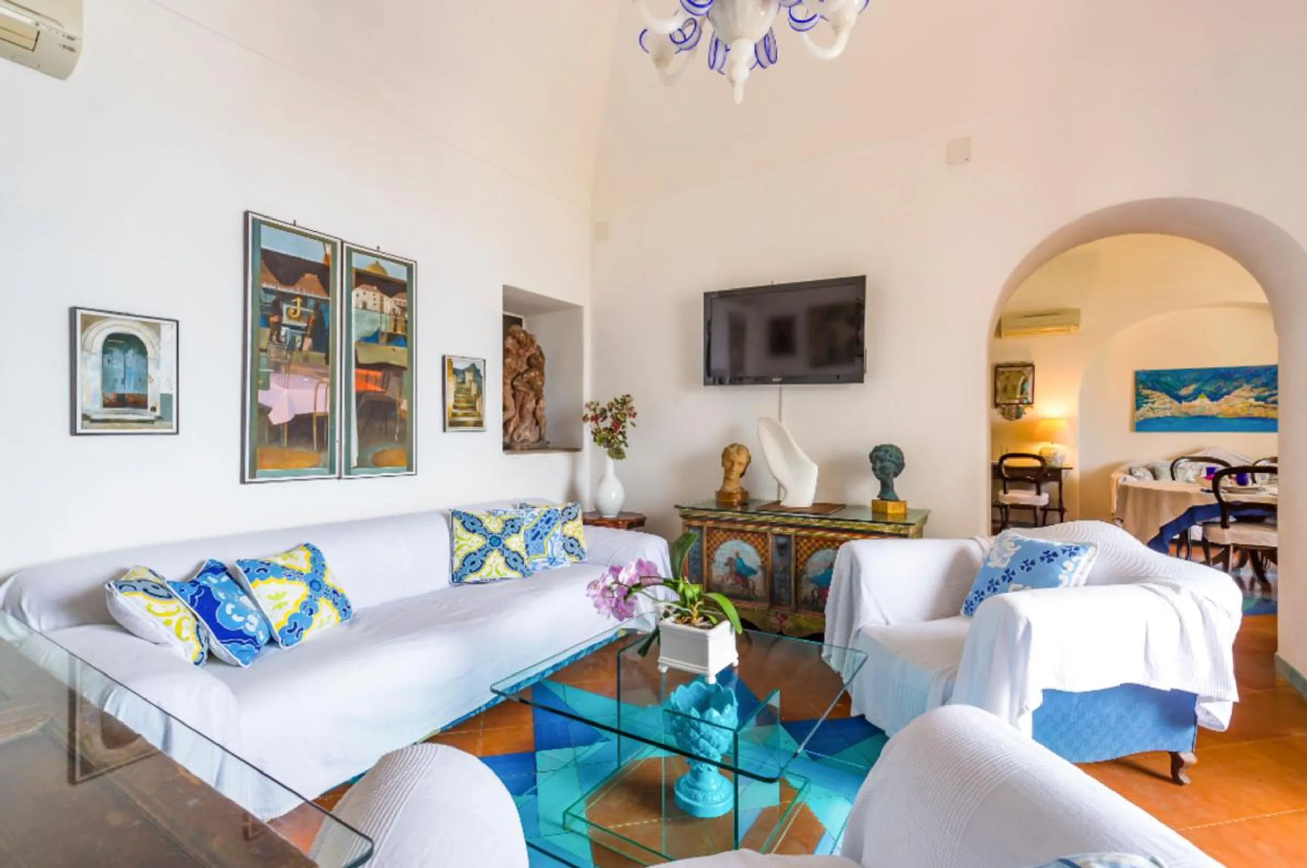 Enchanting Cliffside Villa with Terrace and Coastal Views — photograph 5