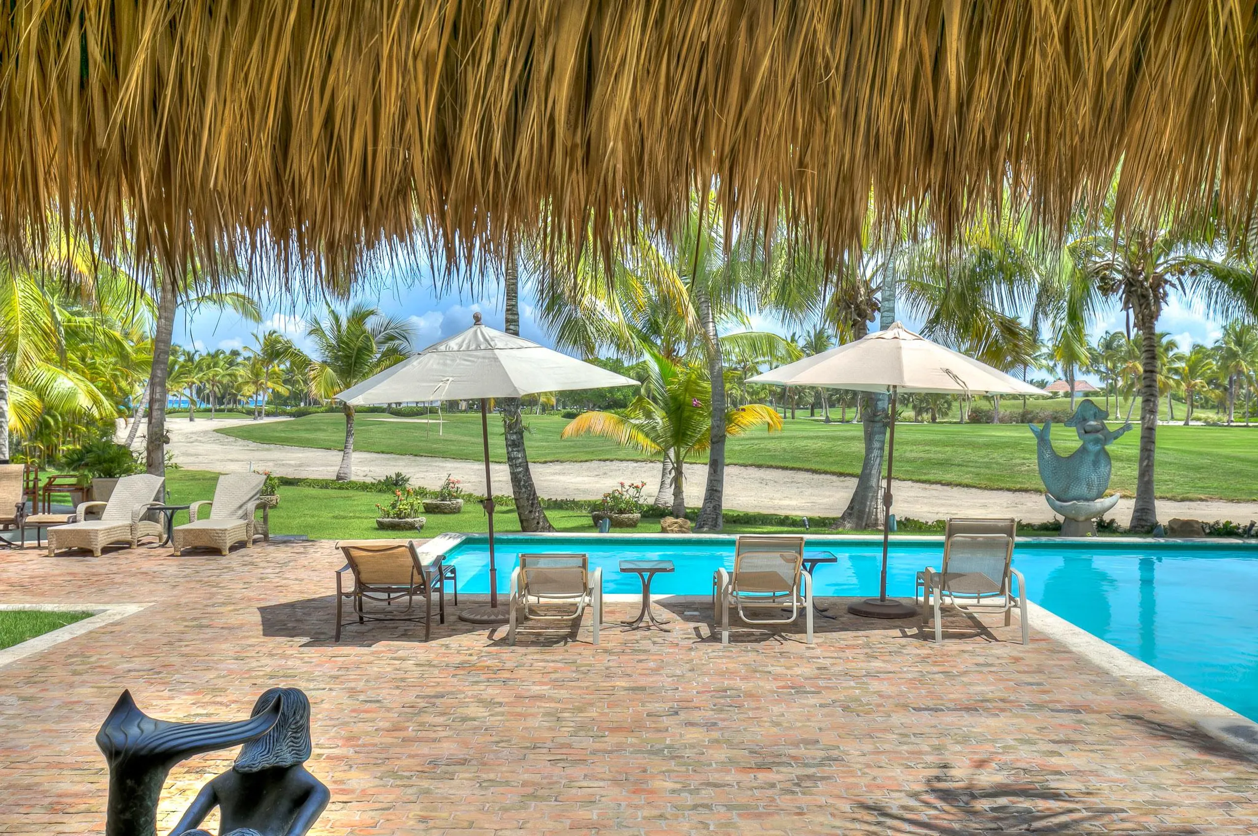 Opulent Six-Bedroom Villa with Pool, Jacuzzi, Gazebo and Golf Views — photograph 4
