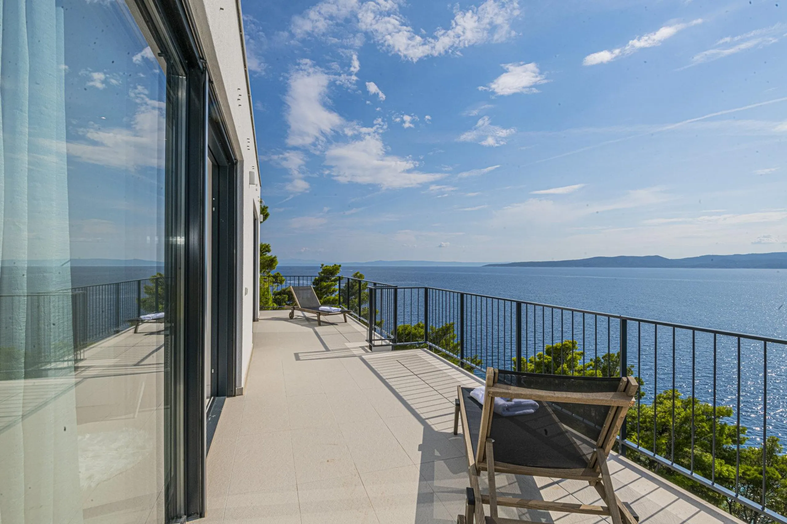 Luxurious Beachfront Villa with Infinity Pool and Elevator — photograph 10