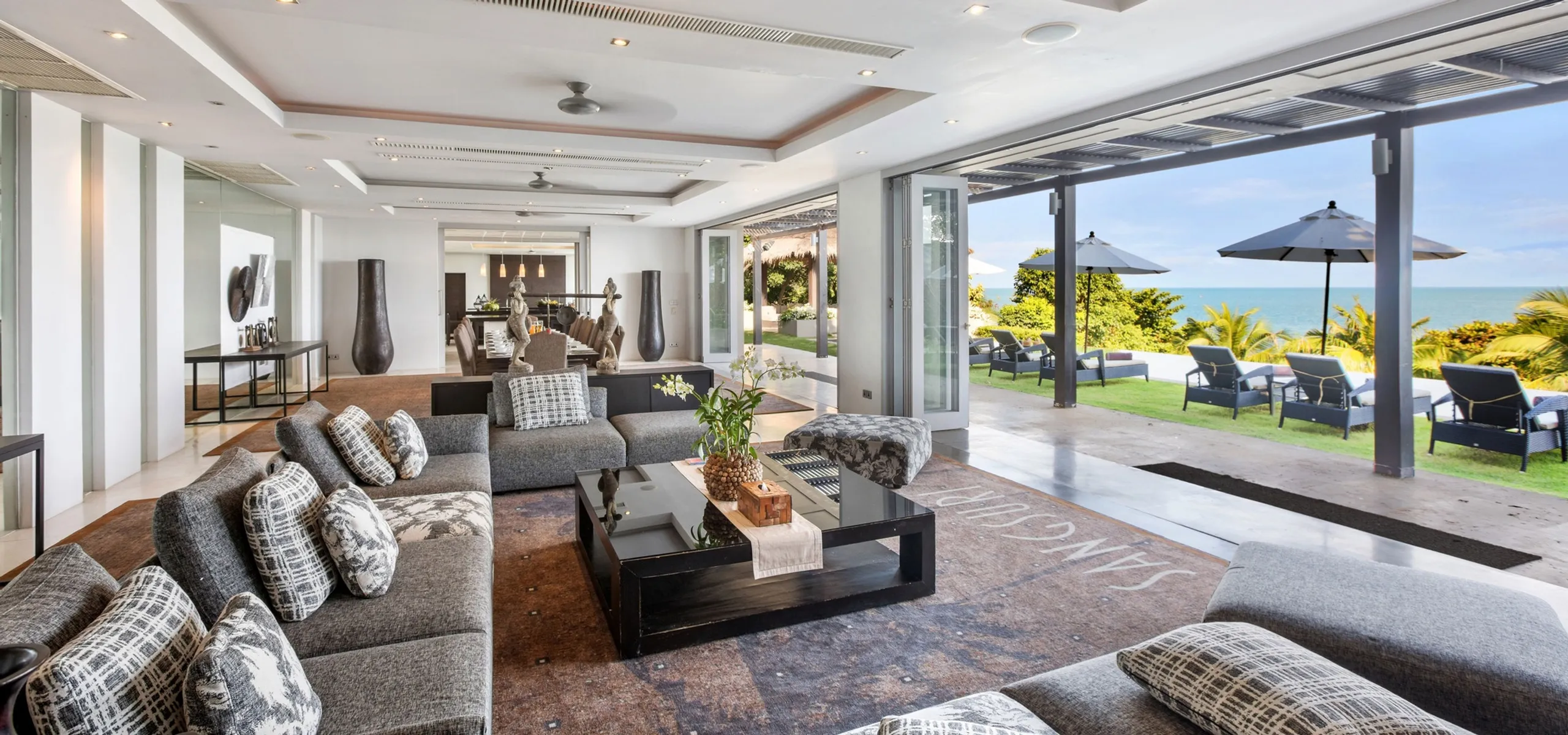 Splendorous Tropical Villa with Private Pool and Panoramic Views — photograph 4