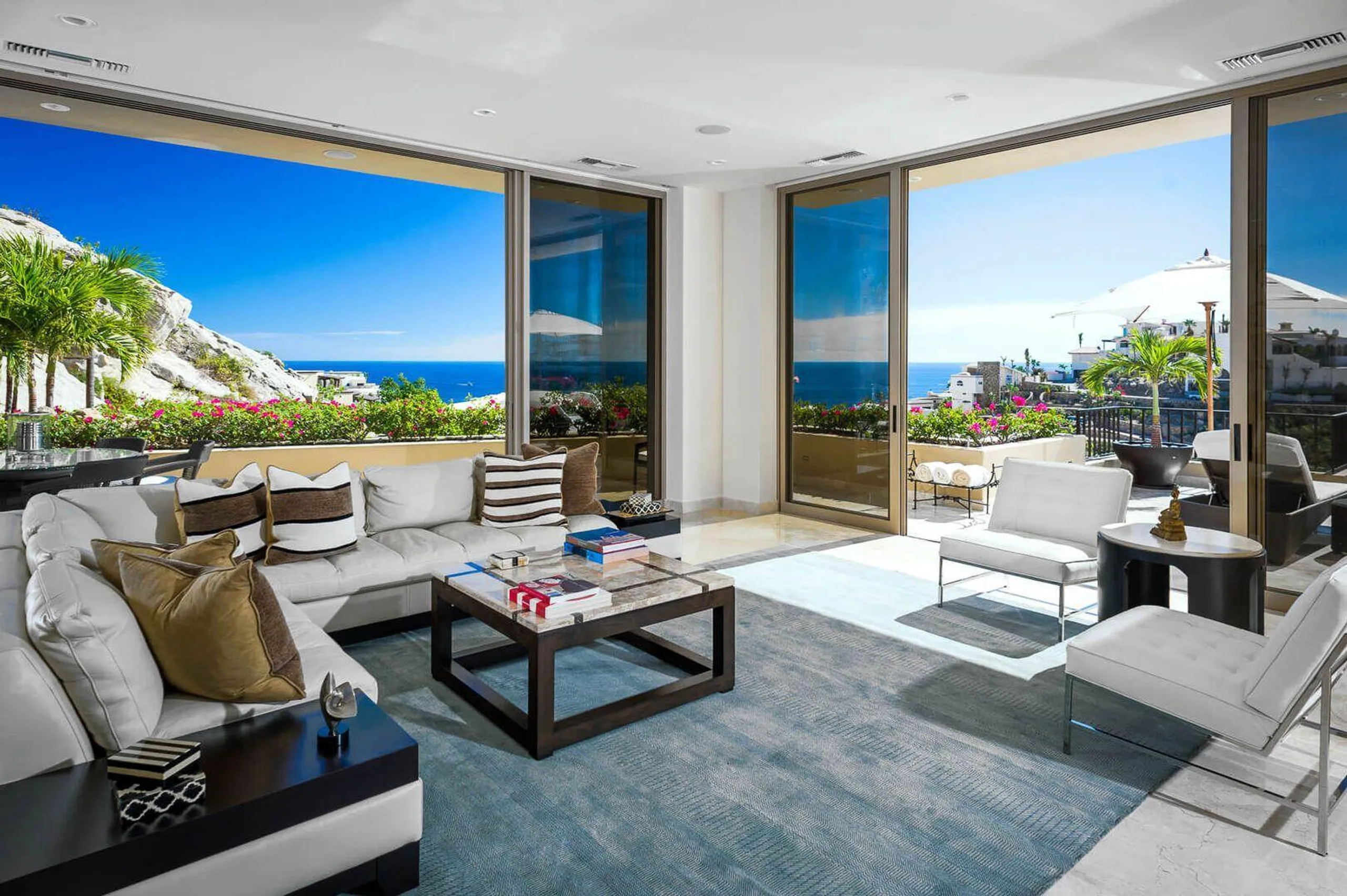 Modern Pedregal Luxe Retreat with Private Pool and Sweeping Views — photograph 3