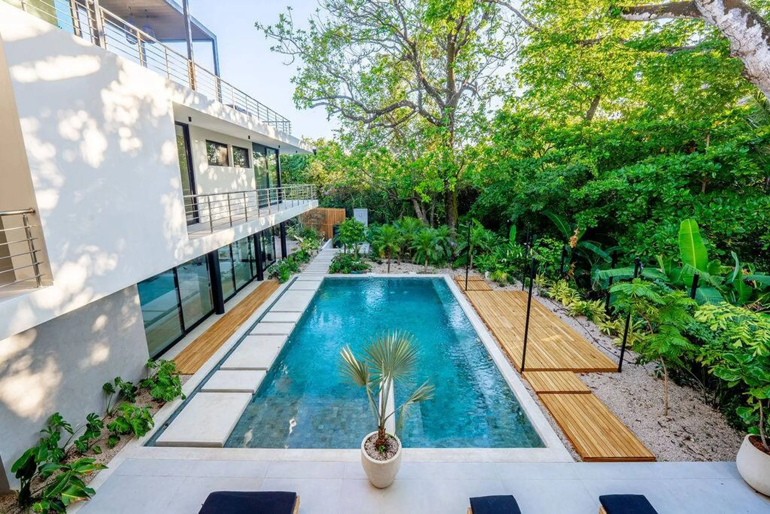 Captivating Modern Sanctuary with Invigorating Pool — photograph 4