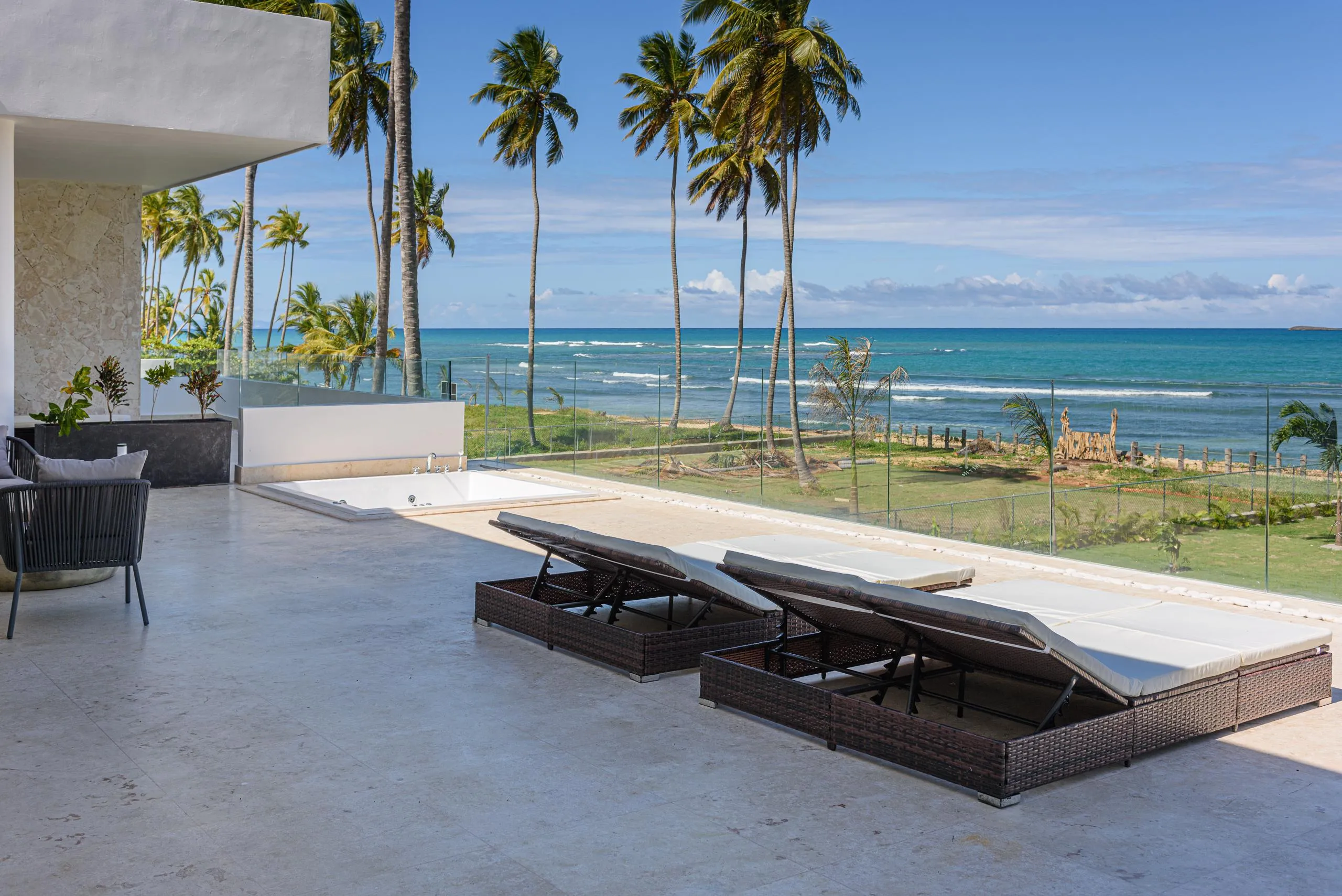 Enchanting Two-Sory Beachfront Villa with Private Pool, Direct Beach Access, and Stunning Sea Views — photograph 4