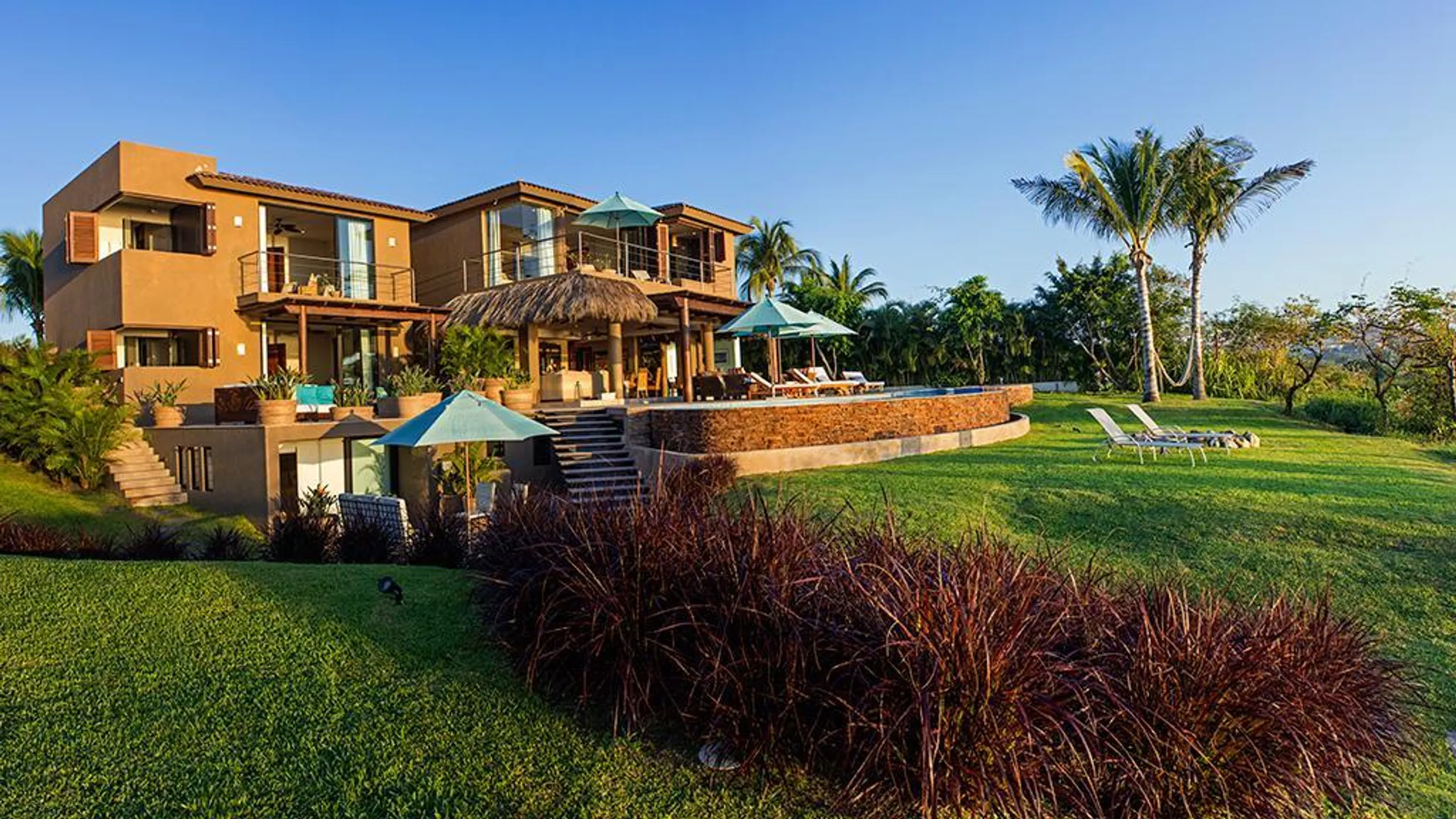 Distinguished La Punta Luxury Estate with Infinity Pool and Ocean Views — photograph 3
