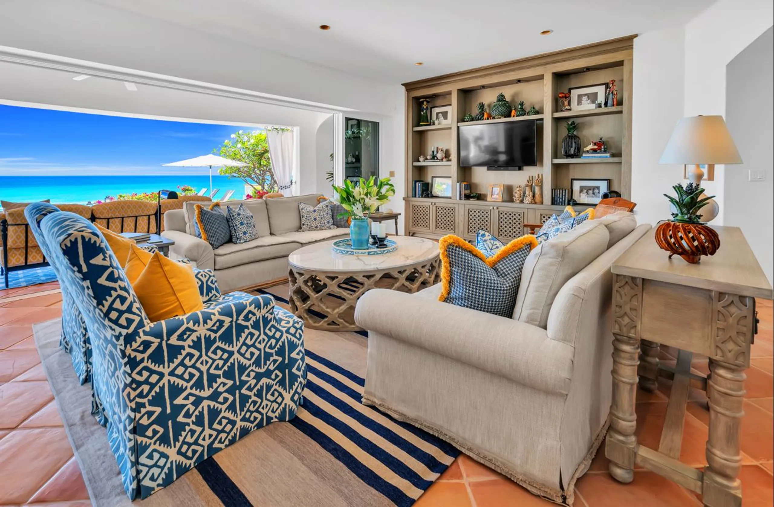 Invigorating Beachfront Villa with Private Infinity Pool, Resort Access and Sea Views — photograph 12