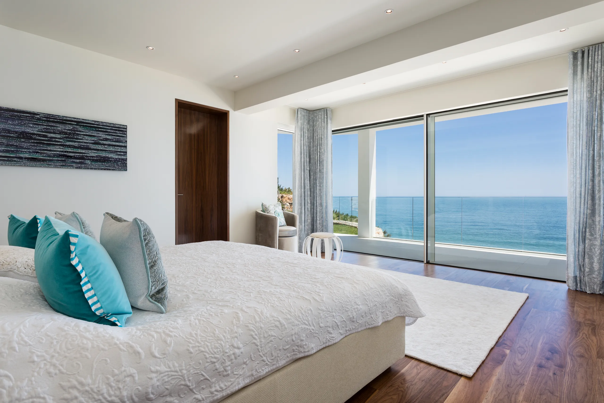 Captivating Contemporary Villa with Infinity Pool and Spectacular Coastline Views — photograph 5