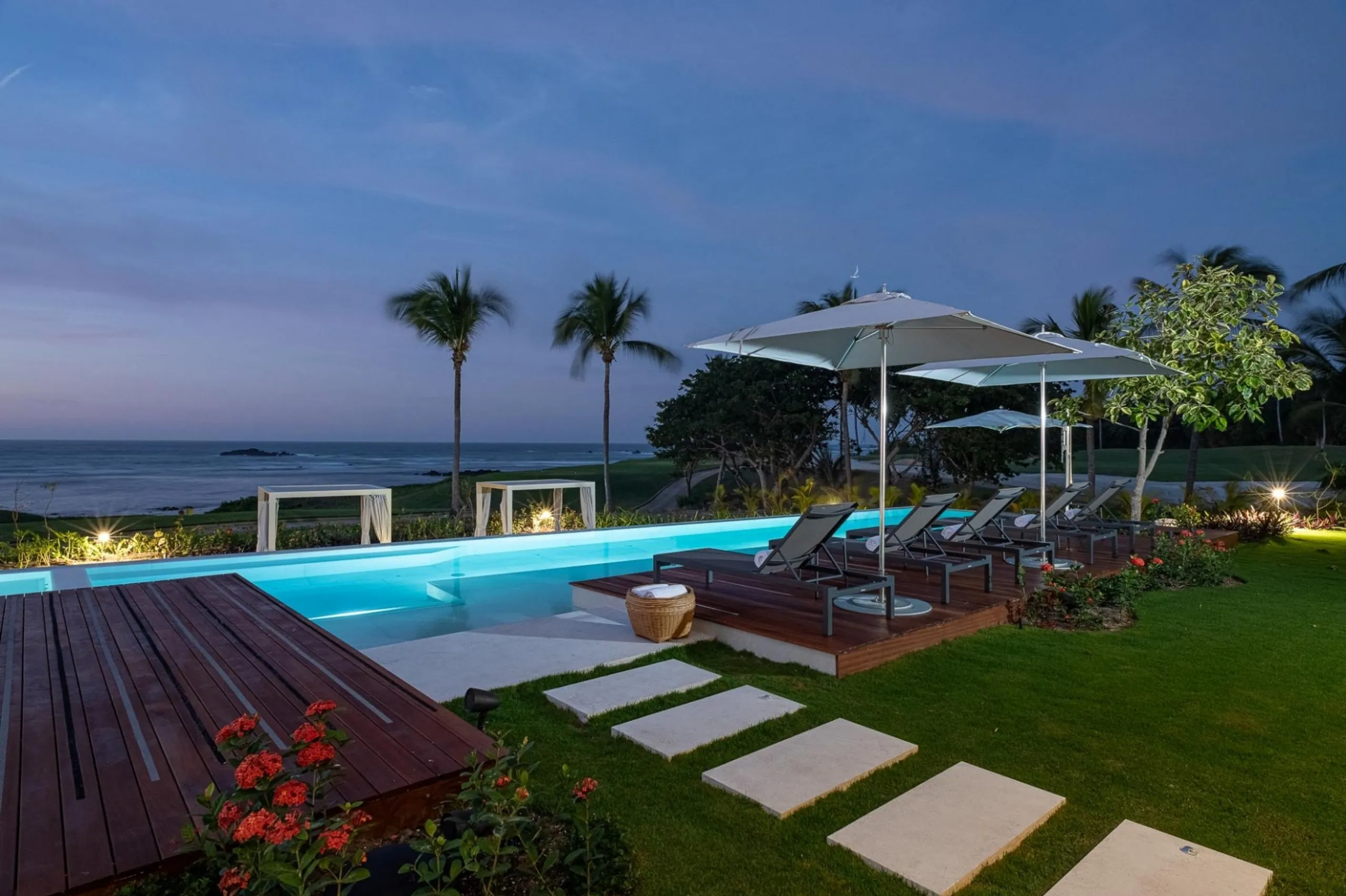 Oceanfront Pacifico Estates Villa with Private Pool and with Tail of the Whale Views — photograph 3