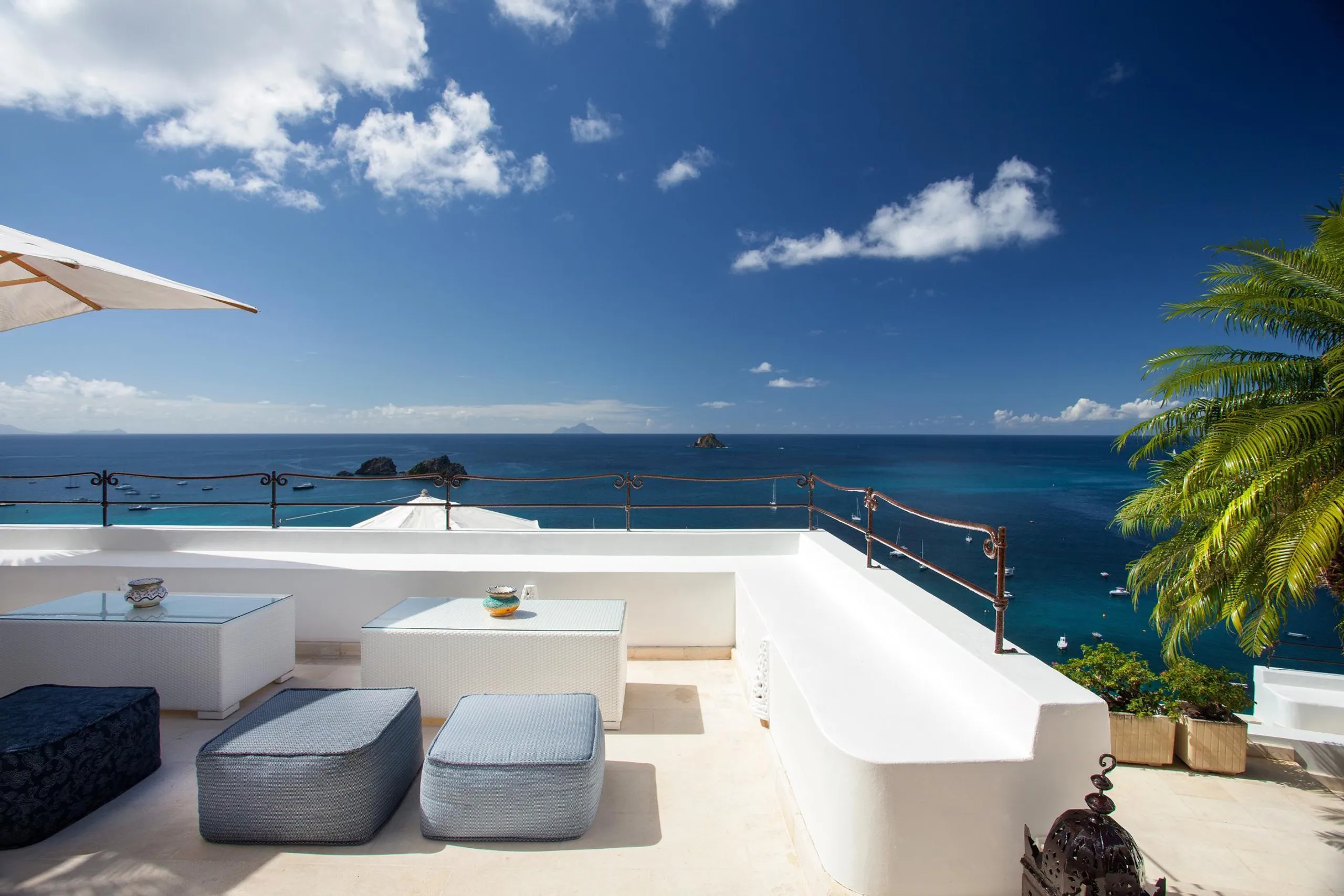 Spectacular Seafront Villa with Private Pool and Walks to Beach — photograph 4
