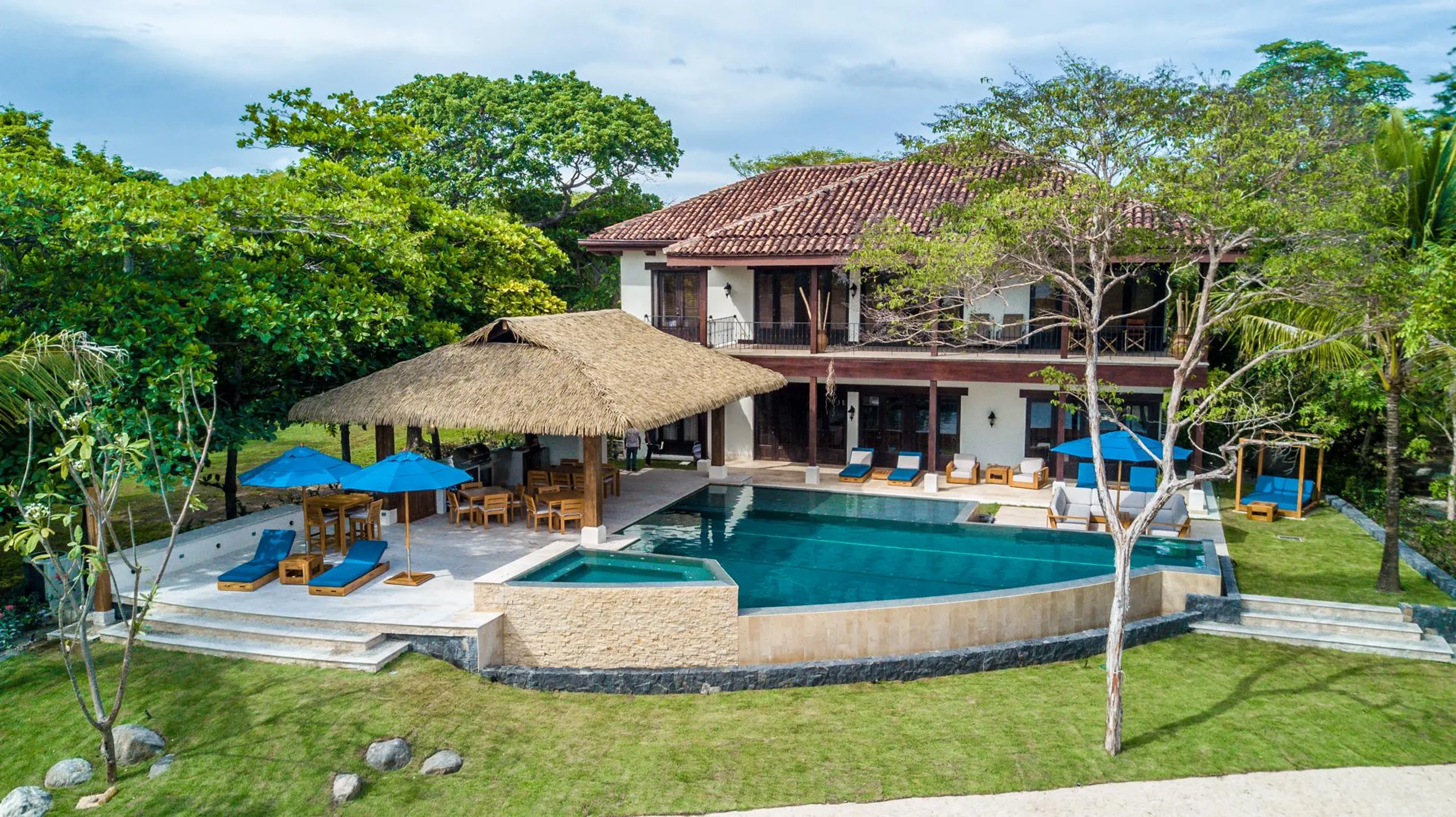 Perfect Playa Langosta Estate with Invigorating Pool and Jacuzzi, Playa Avellanas