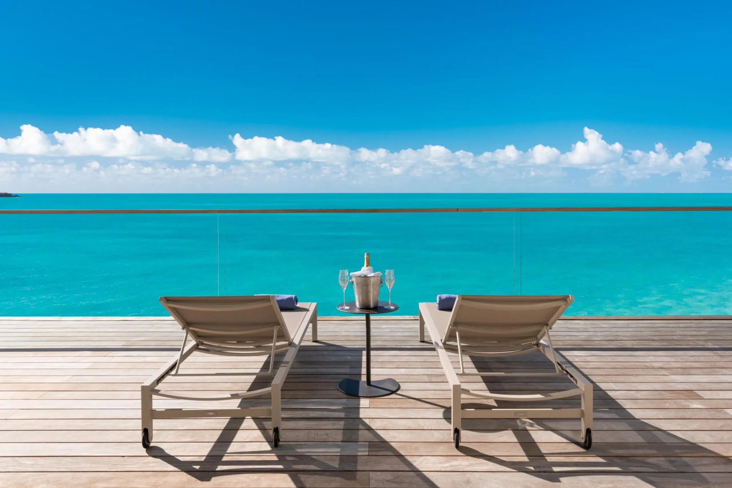Exceptional Oceanfront Retreat with Infinity Pool and Landscaped Garden — photograph 8