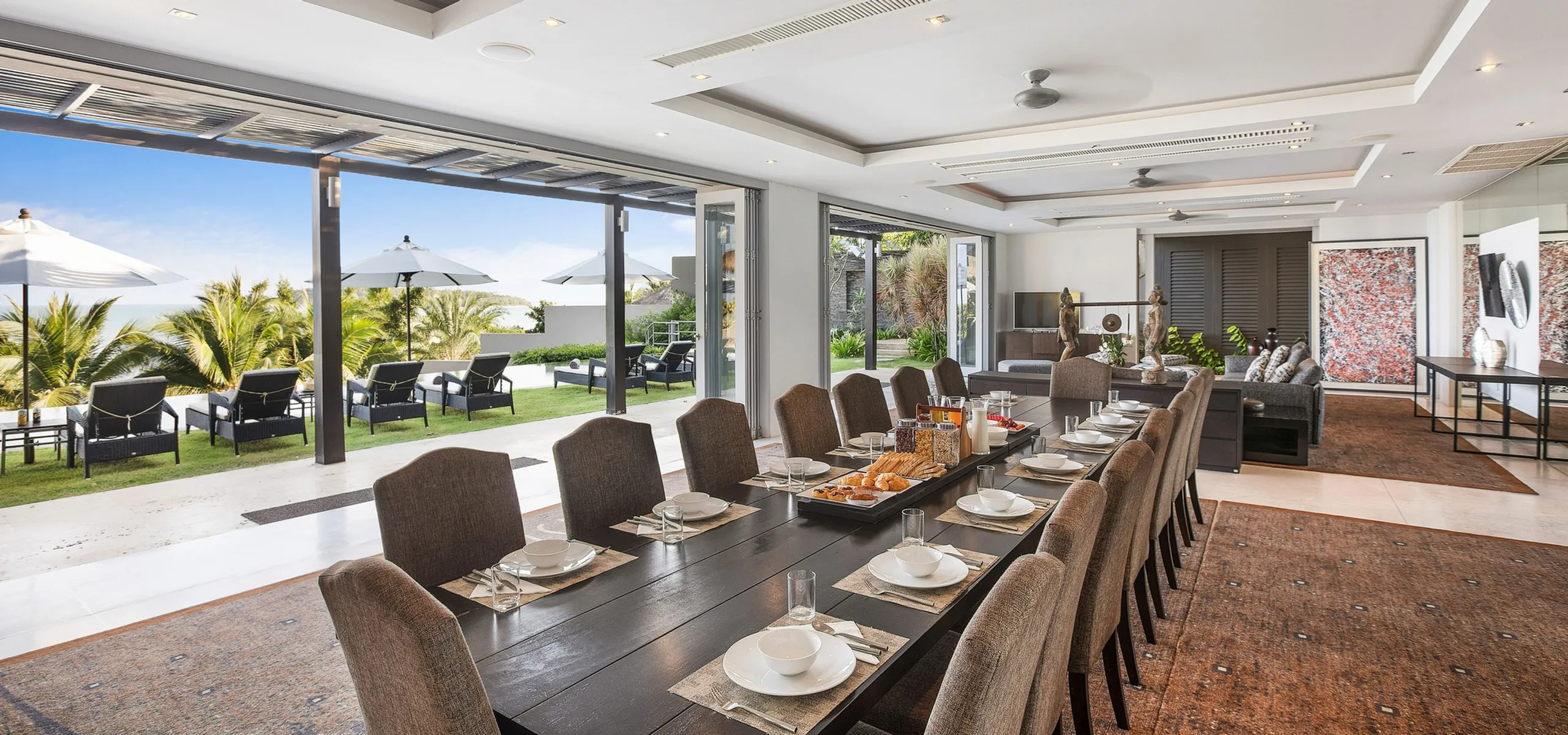 Splendorous Tropical Villa with Private Pool and Panoramic Views — photograph 5