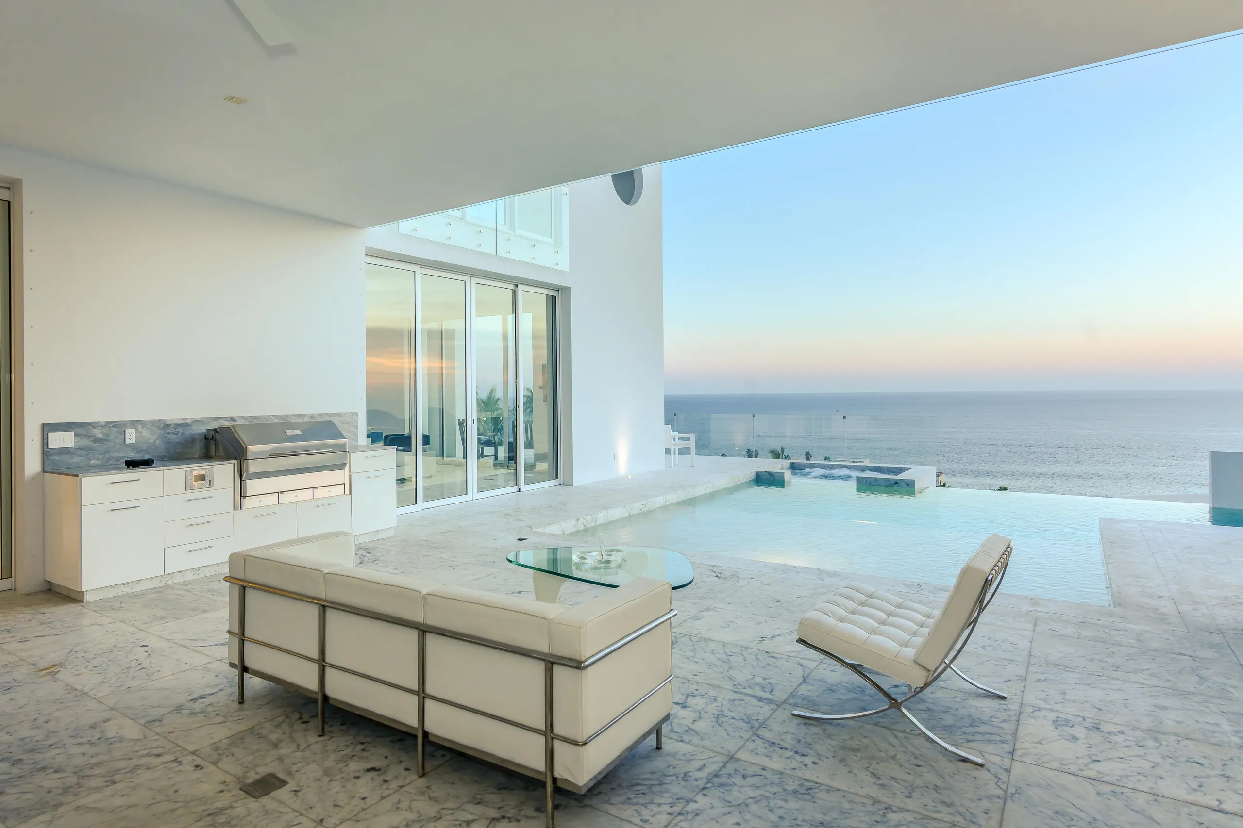 Stunning Modern Design Estate  & Gorgeous Ocean Views — photograph 4