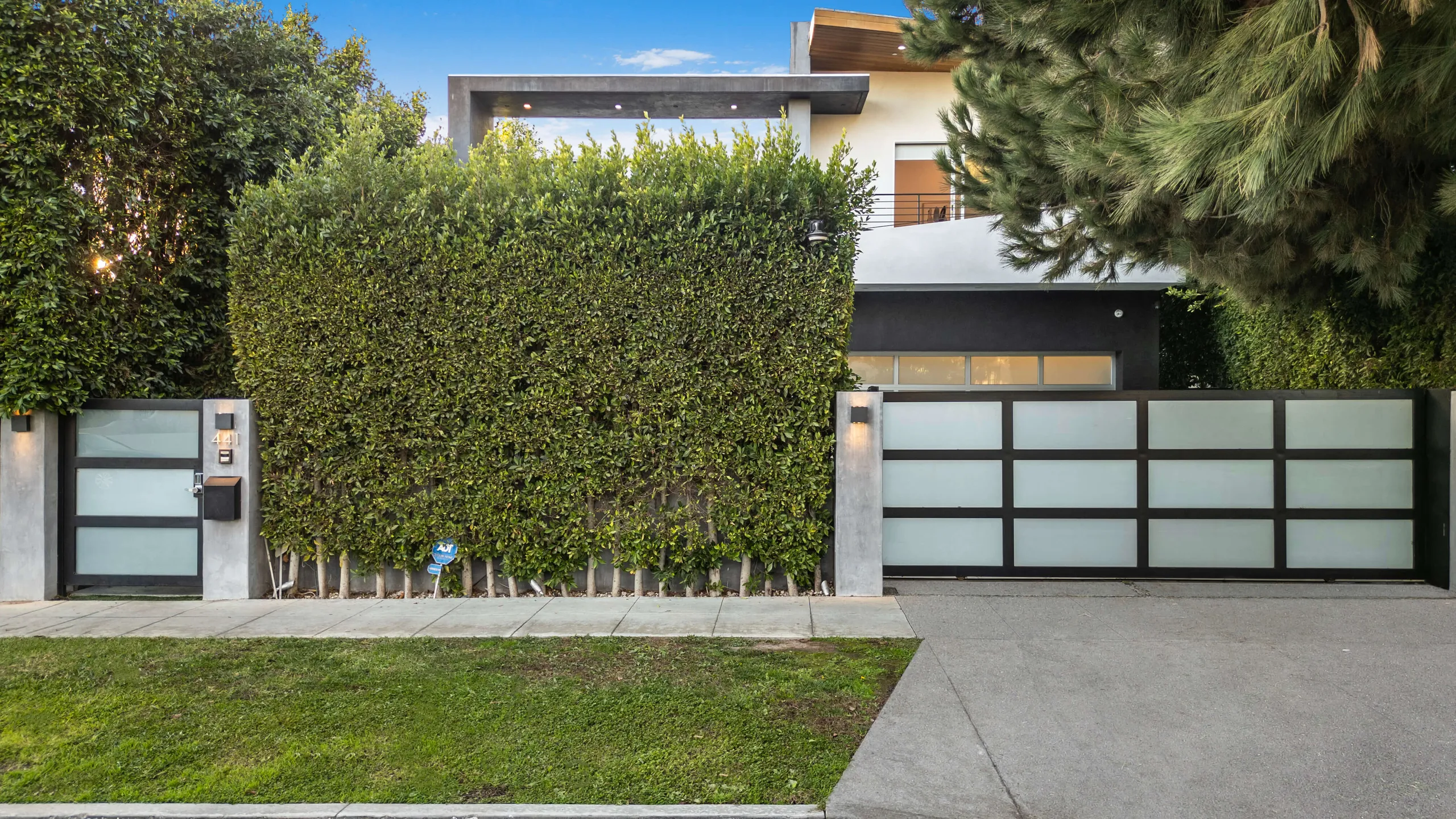 Modern Architectural Villa with Private Pool — photograph 9