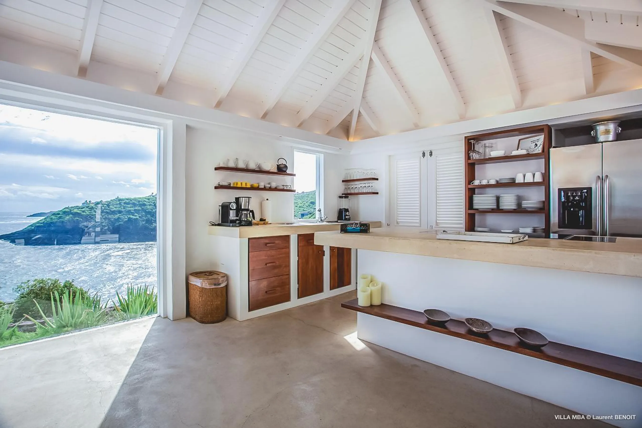 Elegant Seaside Villa with Private Pool and Walks to Beach — photograph 6