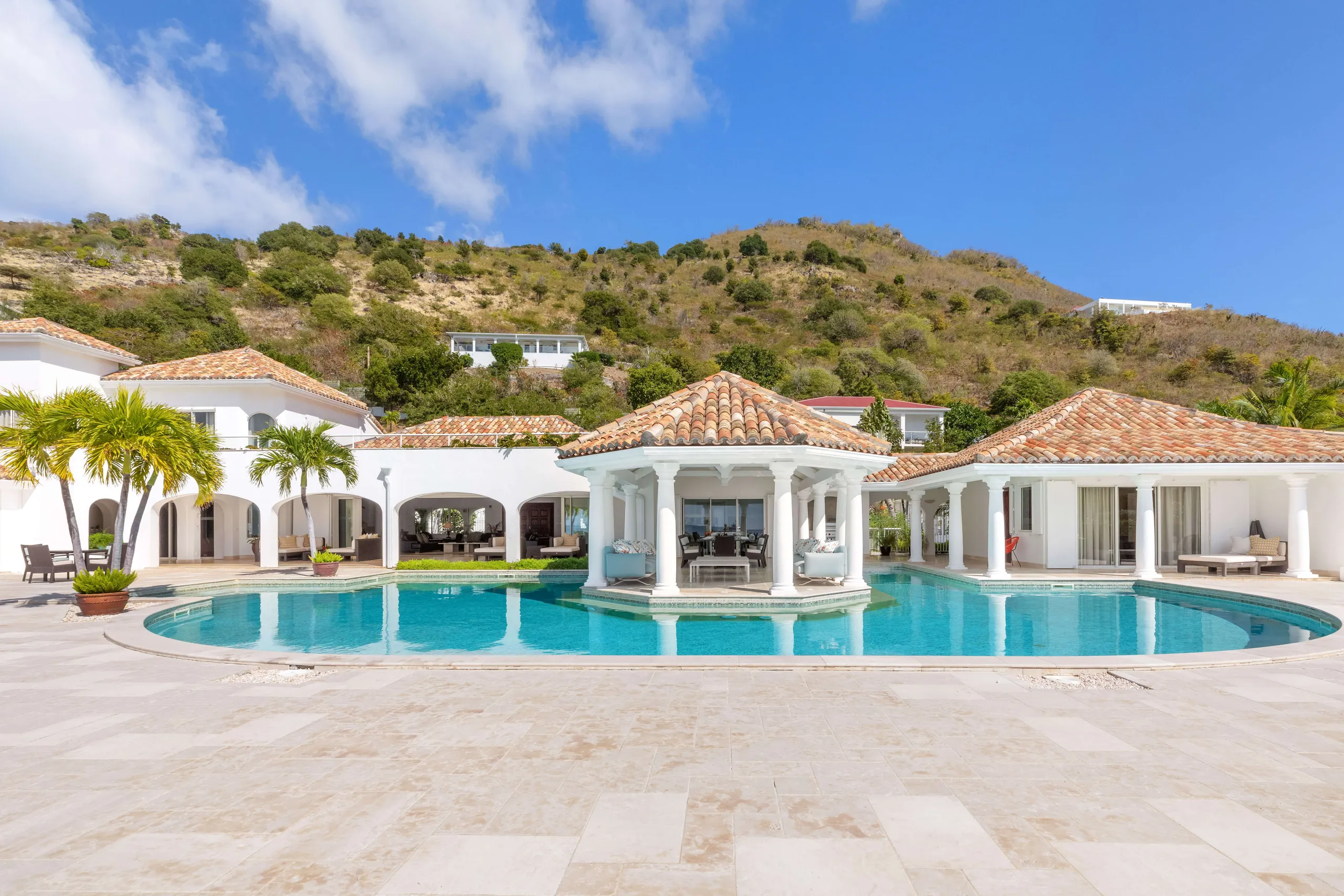 Seafront Luxury Villa in Grand Case with Pool, Jacuzzi & Private Studio — photograph 2