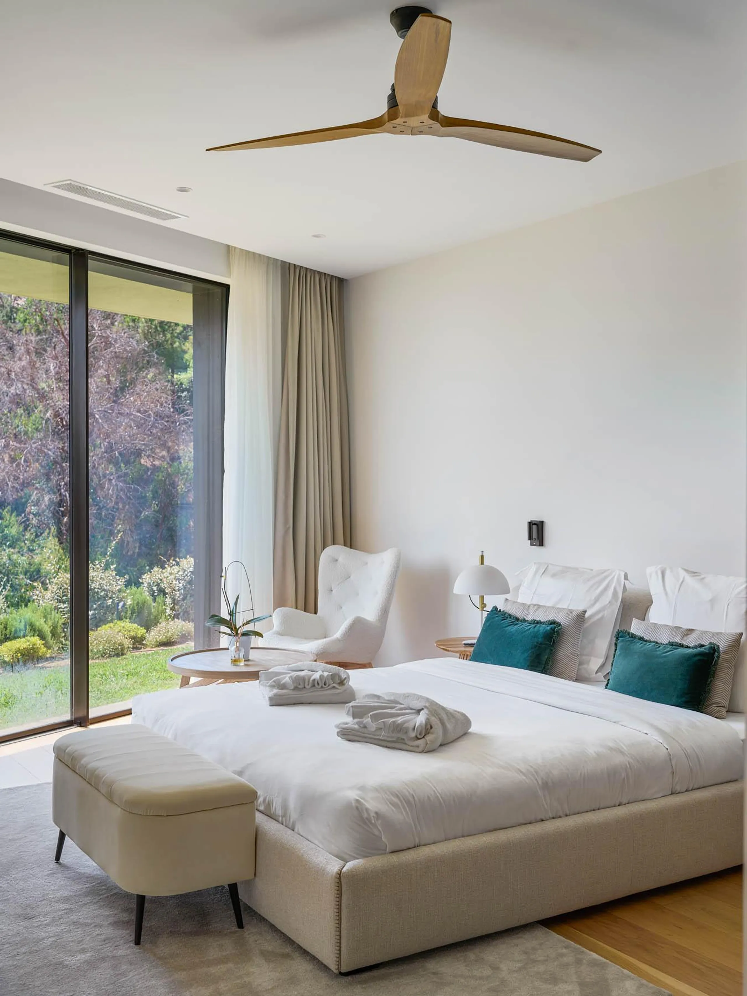 Regal Villa with Private Infinity Pool and Breathtaking Mediterranean Sea Views — photograph 11