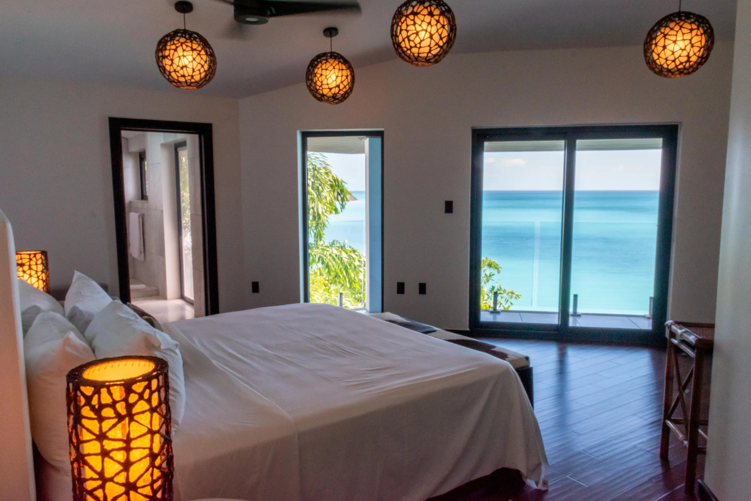 Prestige Oceanfront Villa with Infinity Pool and Spectacular Views — photograph 12