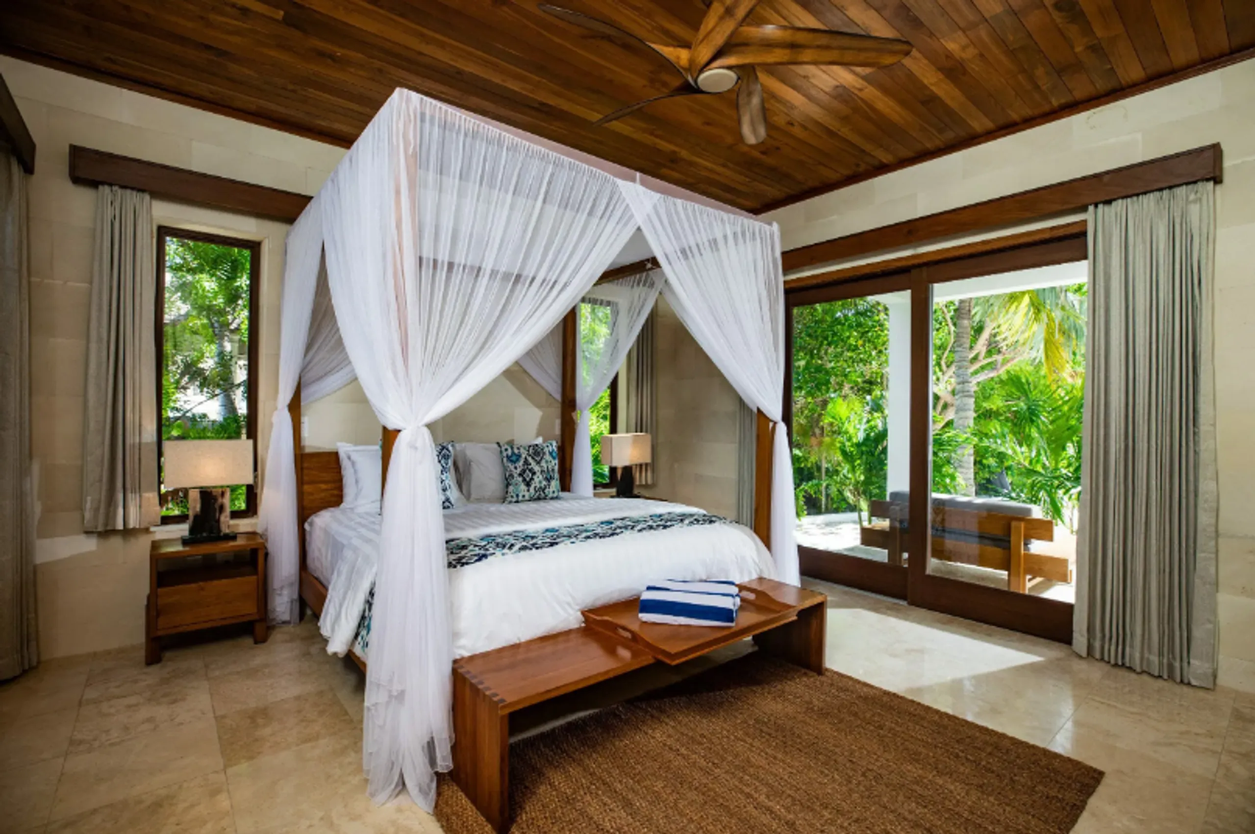 Captivating Beach Retreat with Artistic Vibes and Private Pool — photograph 12