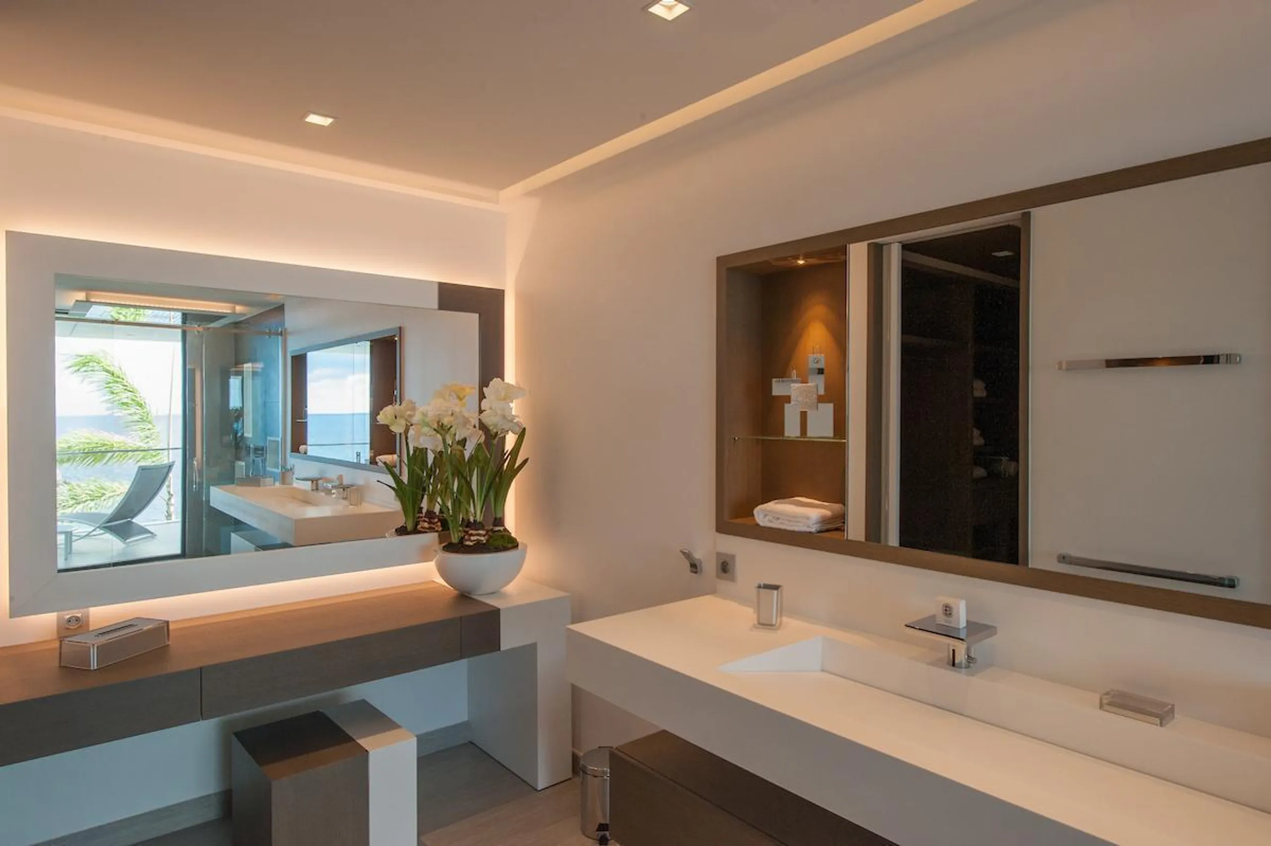 Sweeping Sleek and Stunning Oceanview Villa with Infinity Pool and Golfers Dream Fitness Equipment — photograph 9