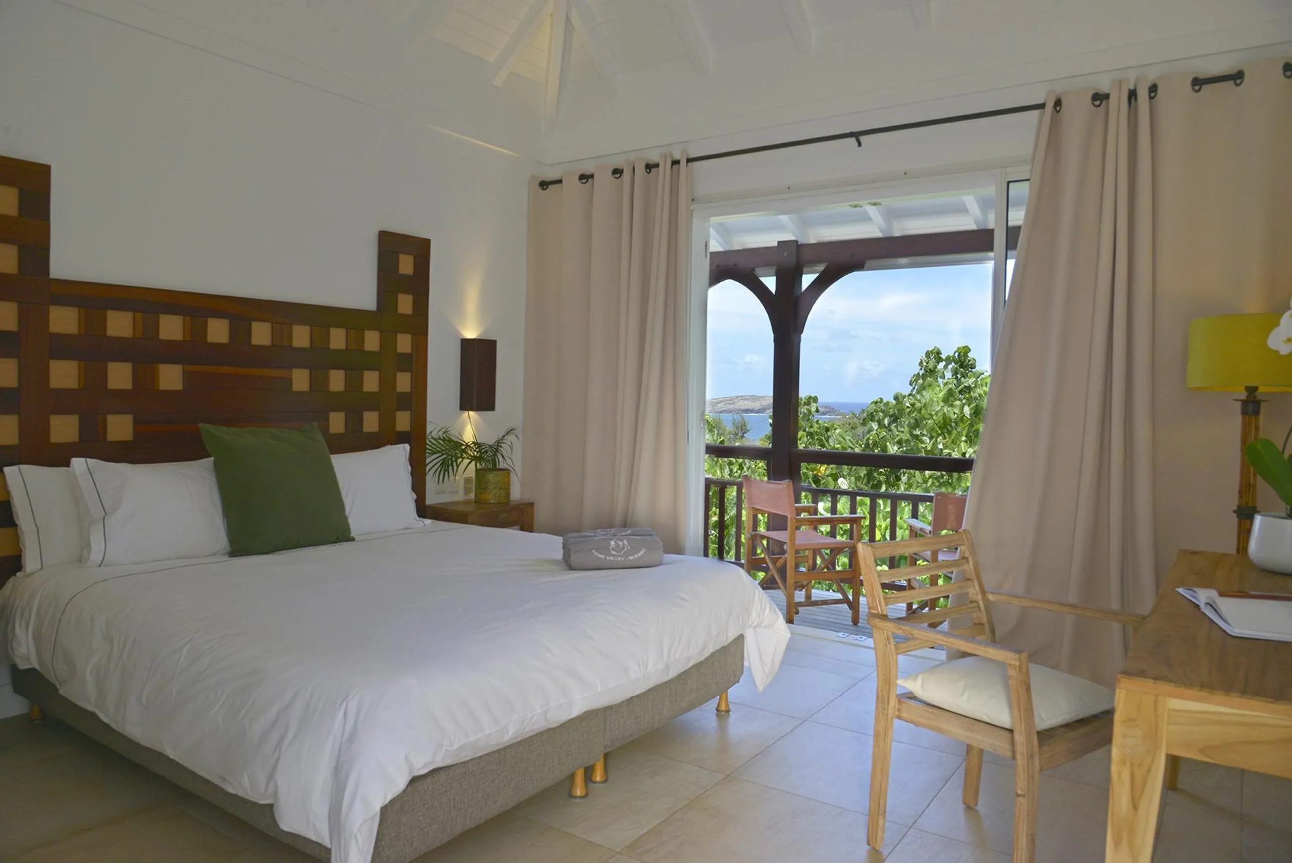 Posh Tropical Villa with Private Pool and Ocean Views — photograph 10