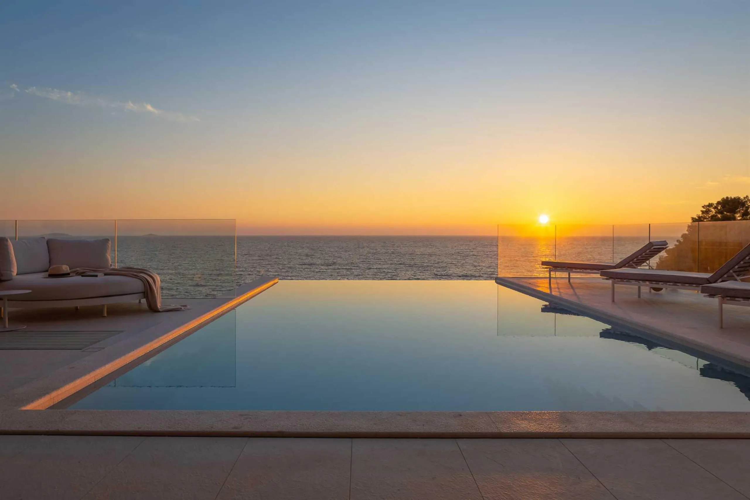 Lavish 5BR Villa with Heated Pool and Captivating Sea Views — photograph 9