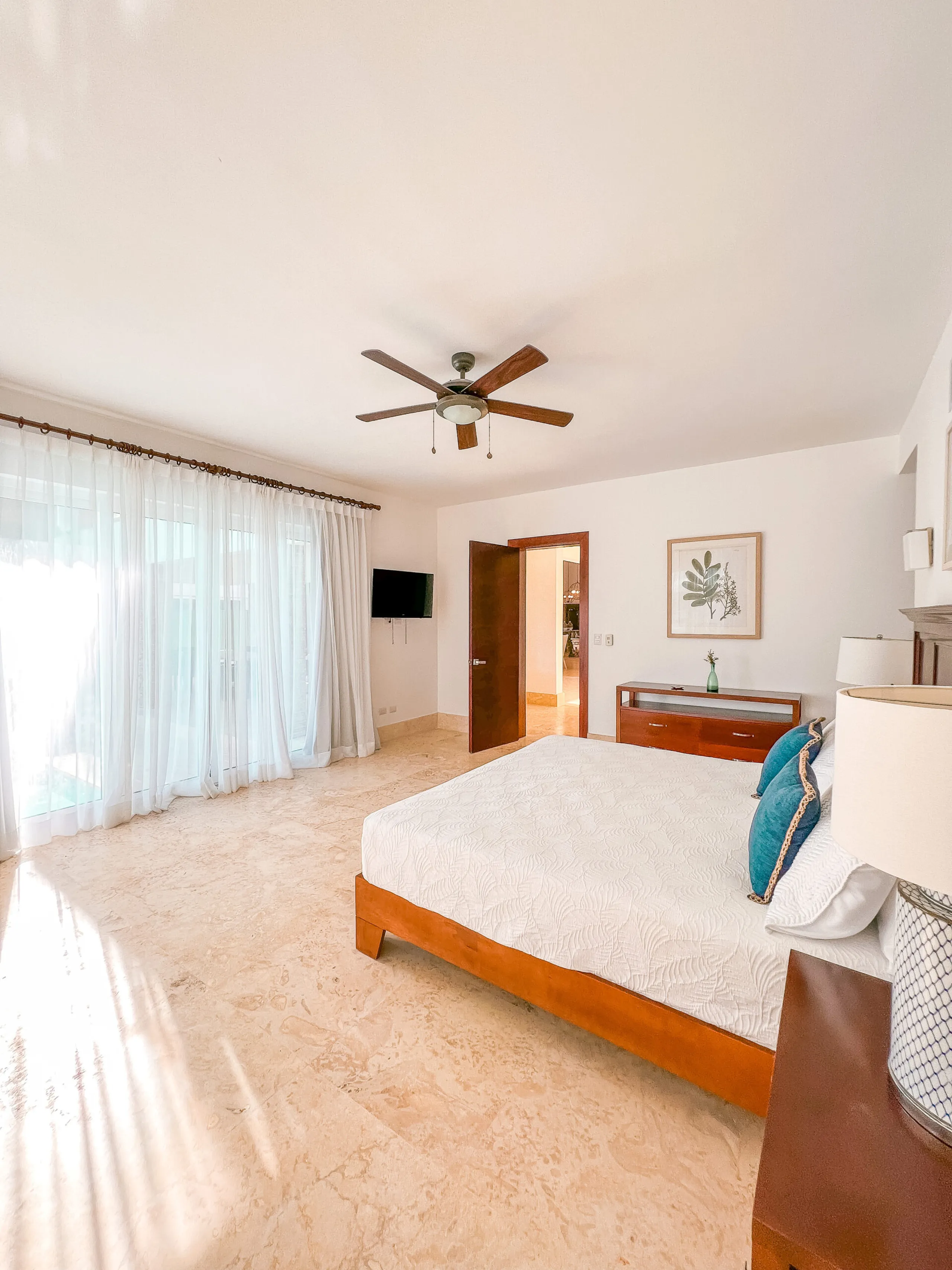Refreshing 6BR Getaway with Infinity Pool Area, Large Terrace and Beach Access — photograph 8