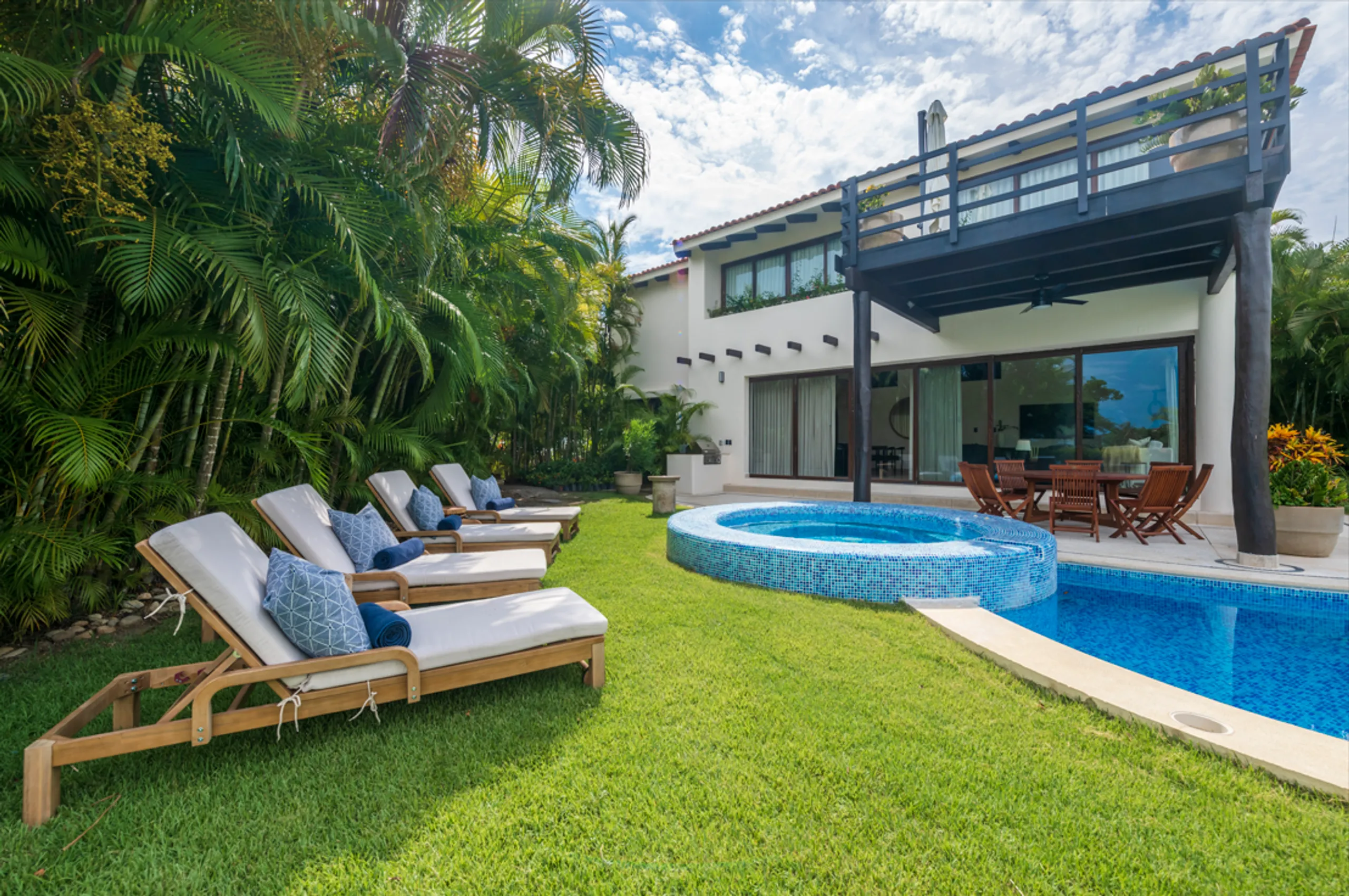 Exquisite Villa Oasis with Panoramic Ocean Views — photograph 11