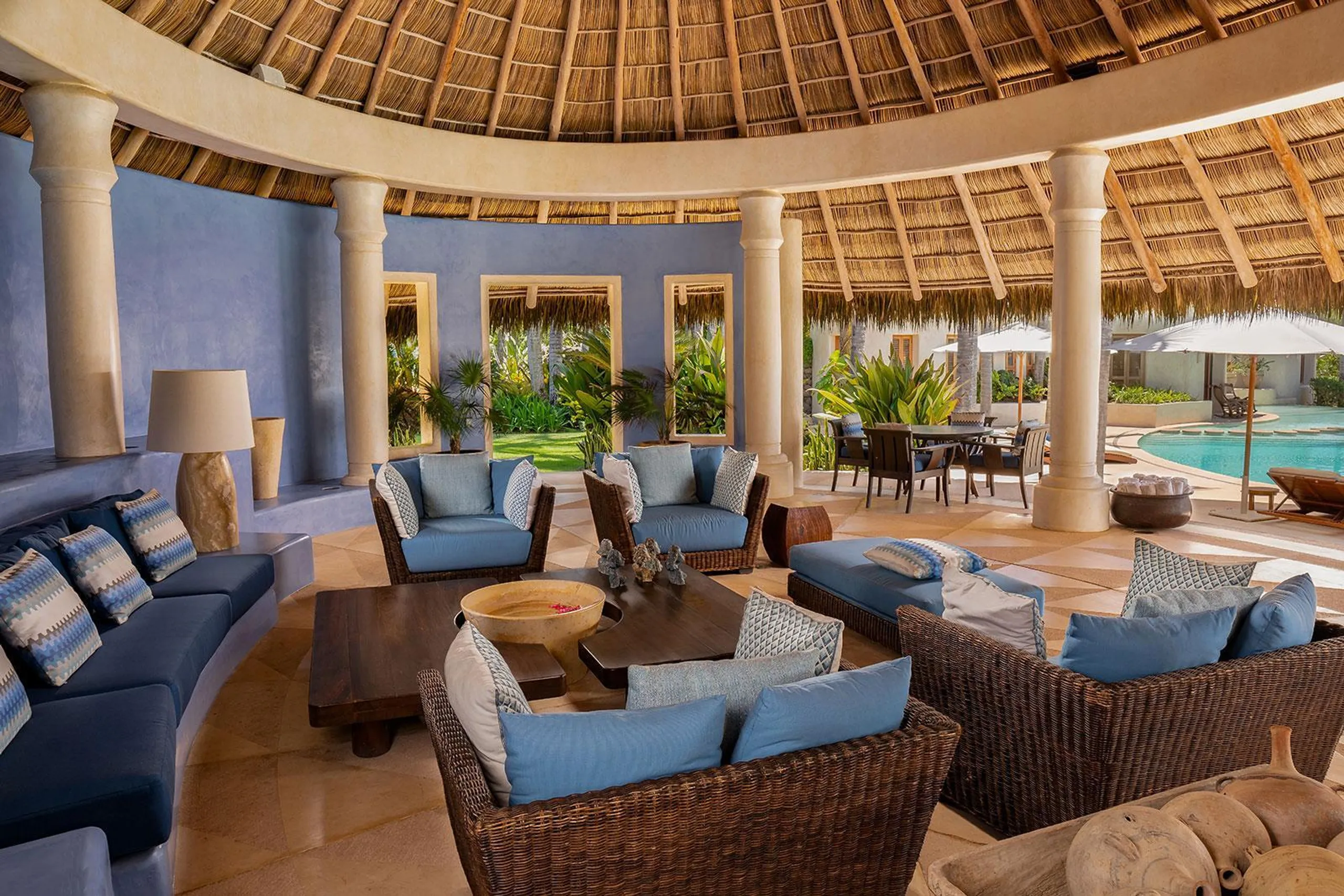 El Banco Beach Front Estate with Grand Infinity Pool and Panoramic Ocean Views — photograph 10