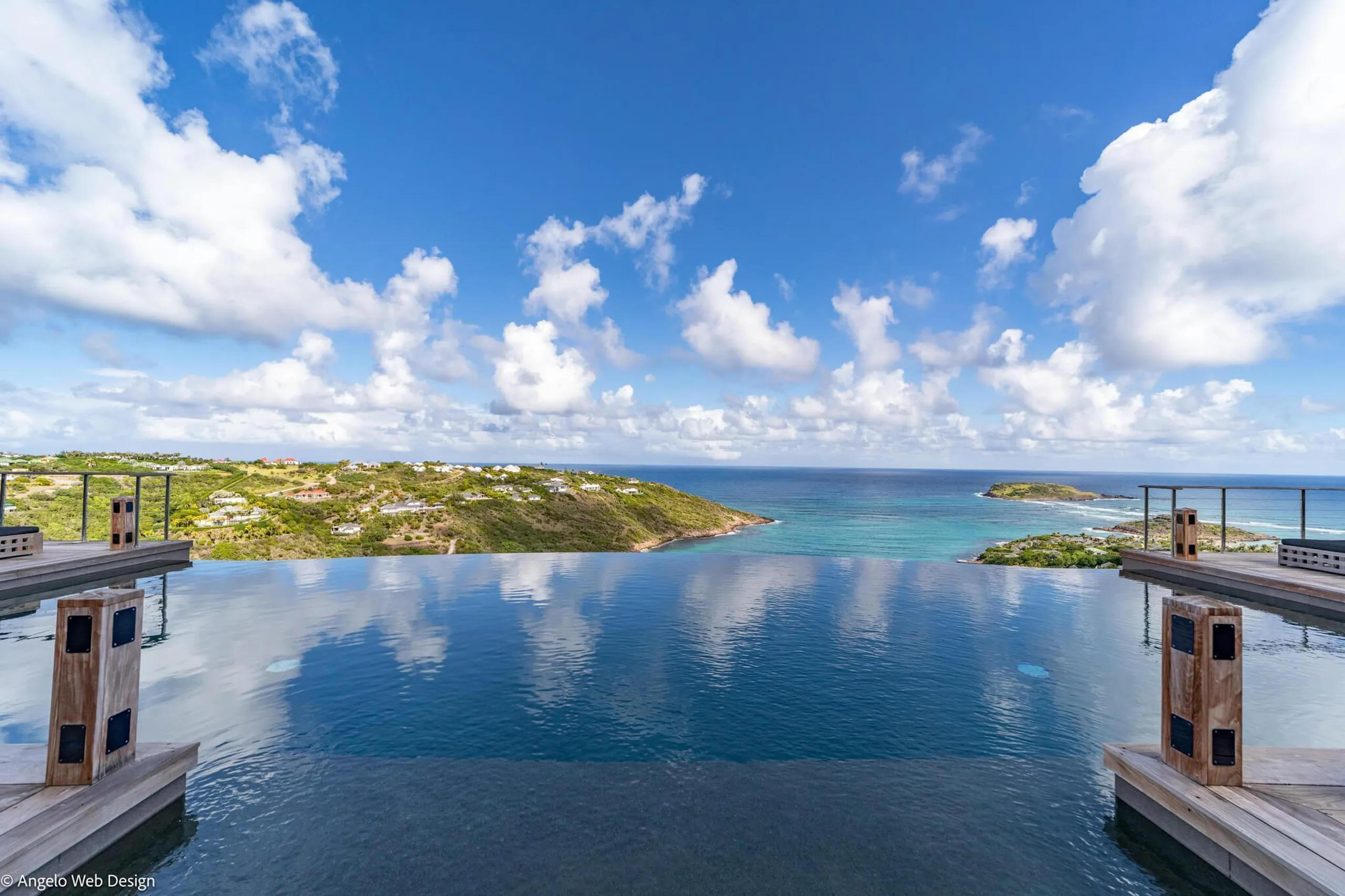 Elegant Hillside Villa with Infinity Pool and Panoramic Views — photograph 9