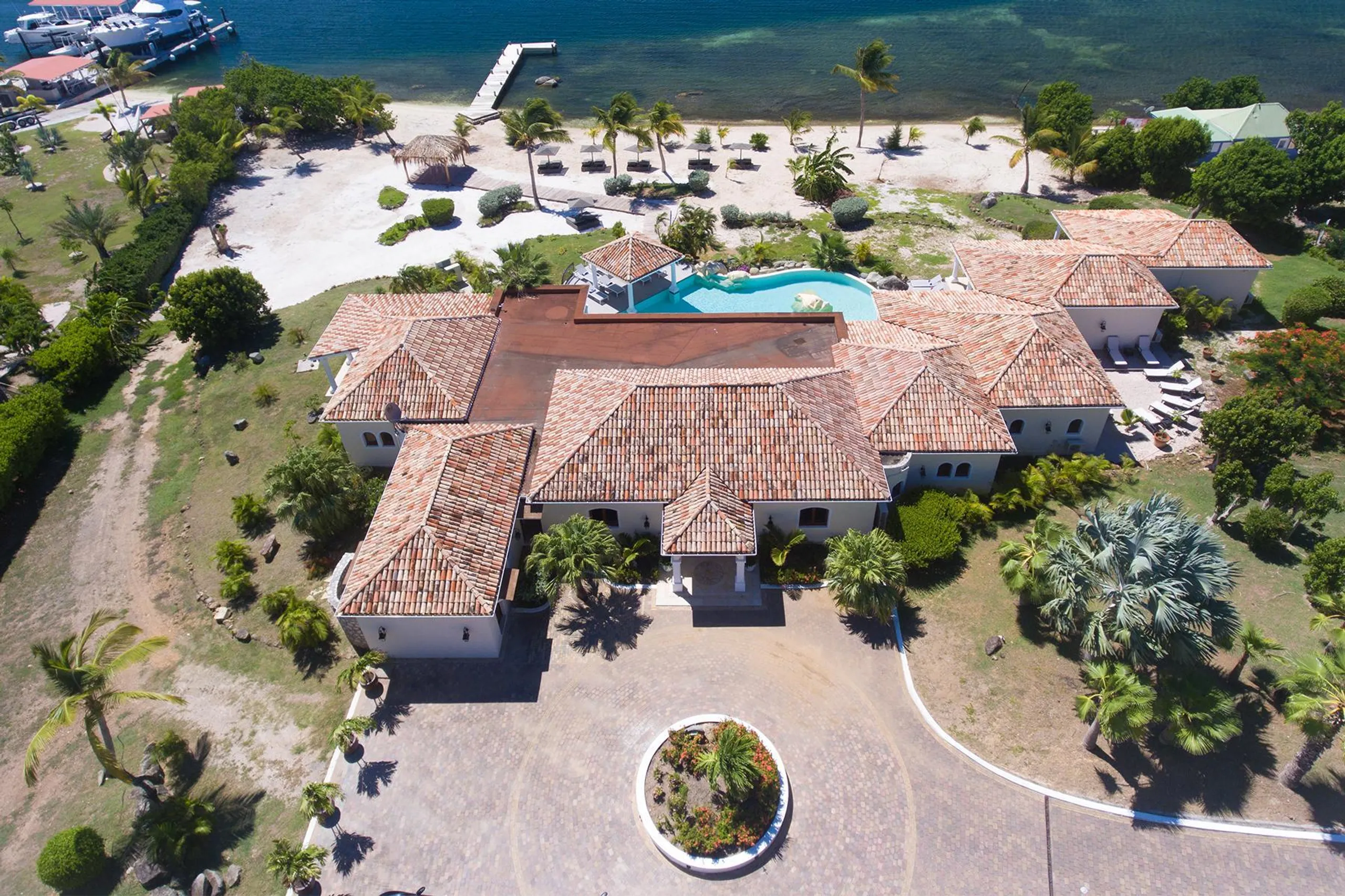 Beach Front Luxury Estate with Private Pool, Direct Beach Access and Private Boat Dock — photograph 3