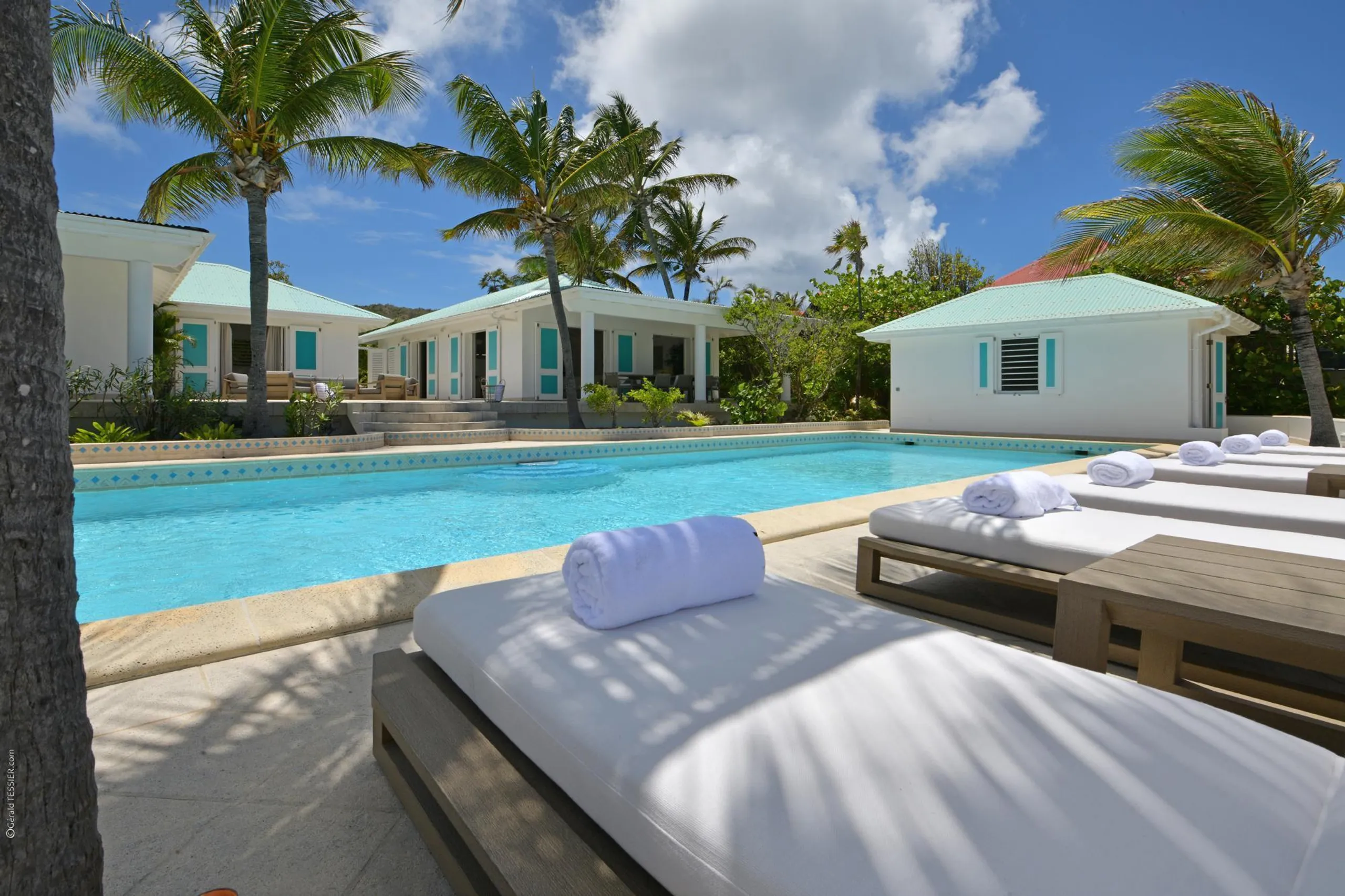 Elegant Paradise Estate with Private Pool and Walks to Beach — photograph 6