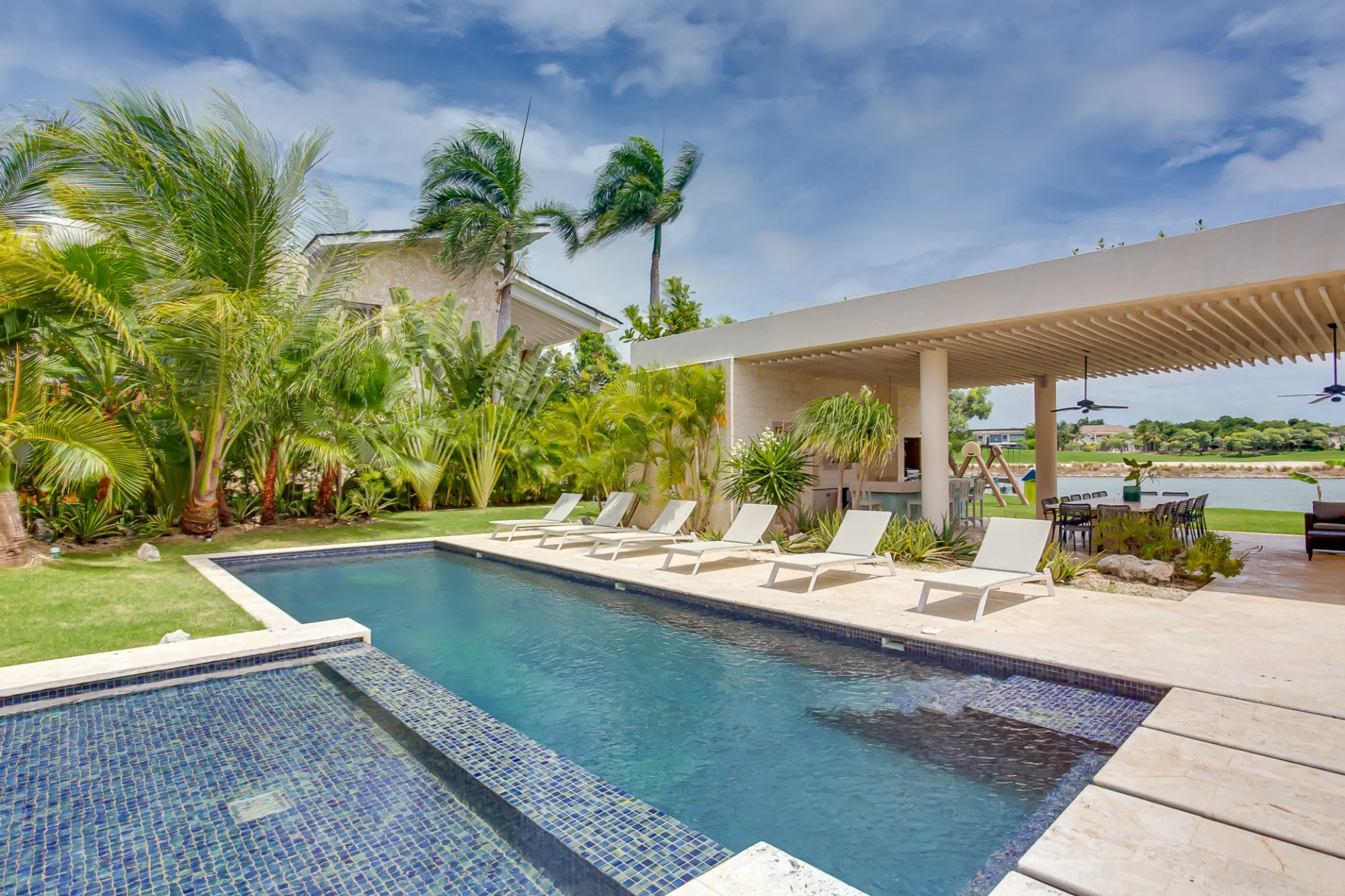 Sophisticated Punta Cana Villa with Private Pool, Modern Designs and Lake Views — photograph 4