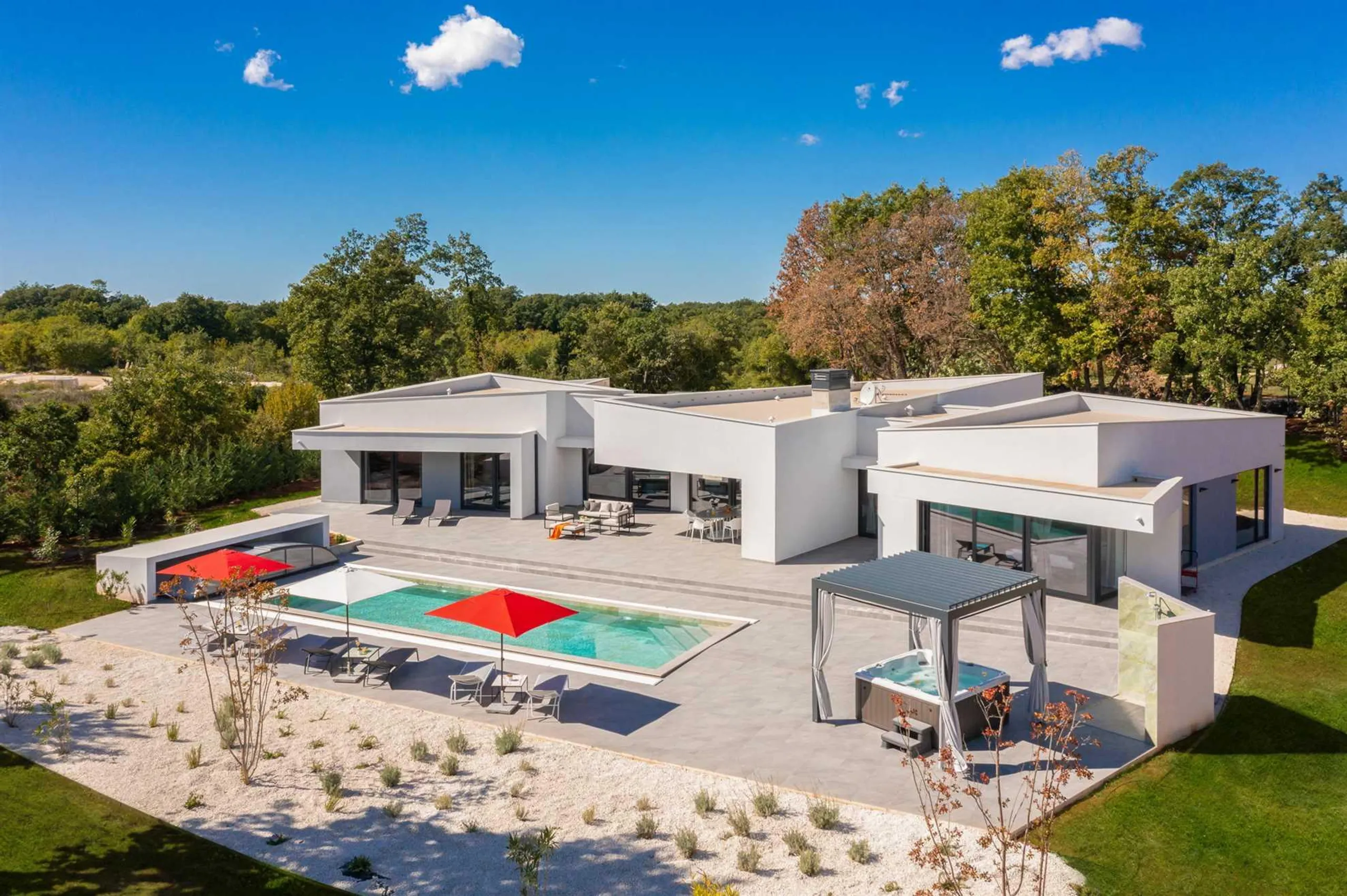 Exceptional Villa Hideaway with Pool and Lush Surroundings — photograph 5