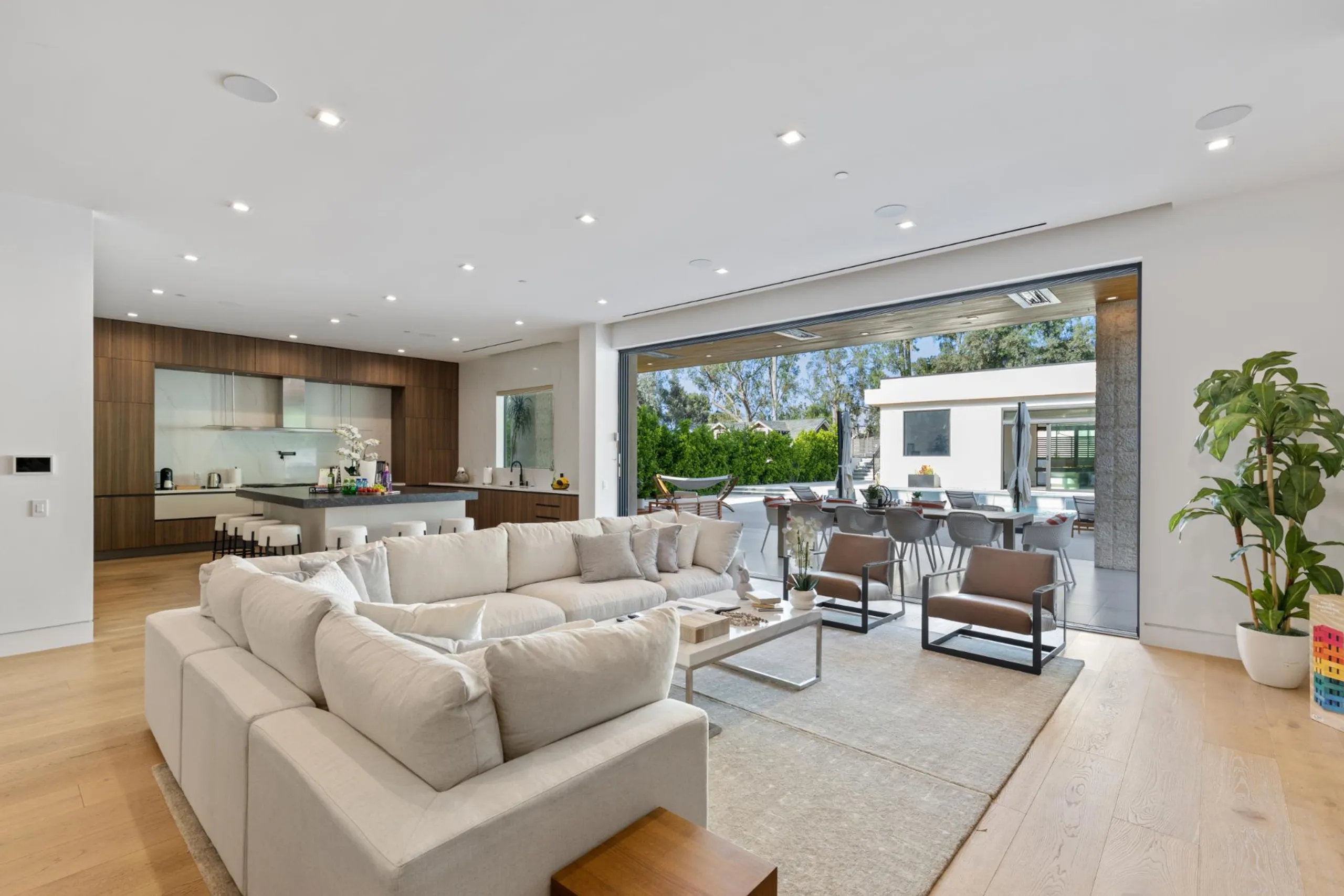 Stunning Modern Architectural Estate with Large Pool — photograph 4