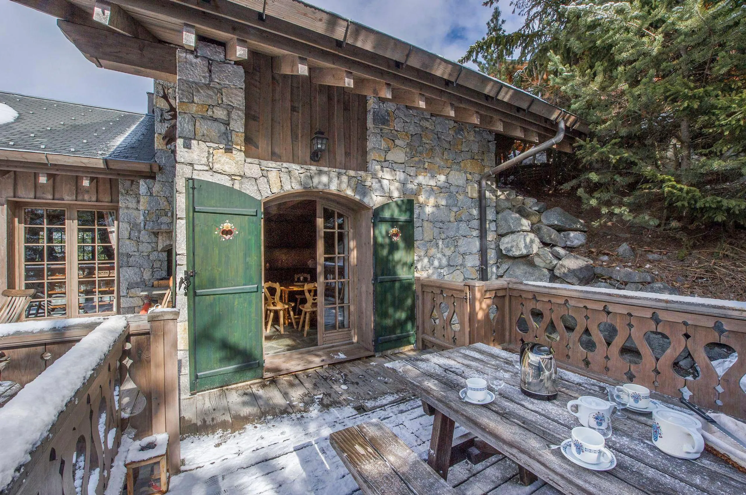 Exquisite 7BR Villa with High-End Amenities and Snowy Mountain Views — photograph 11