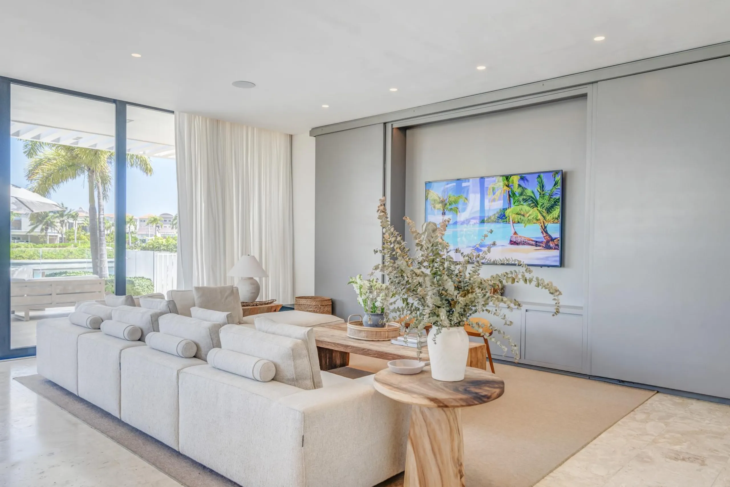 Plush and Inviting Oceanfront Villa with Two Private Pools — photograph 8