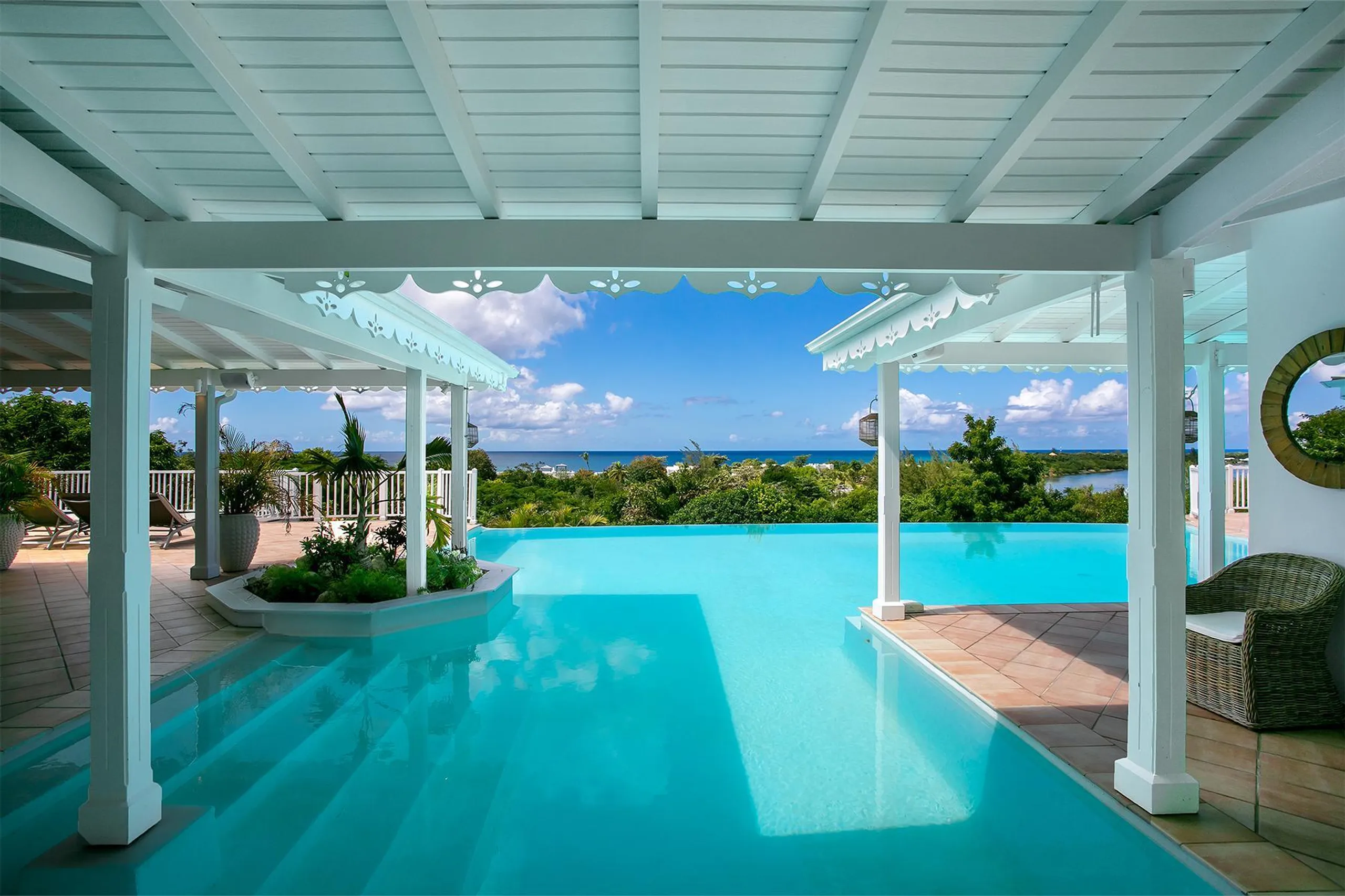 Classic Caribbean Luxury Villa with Infinity Edge Pool — photograph 2