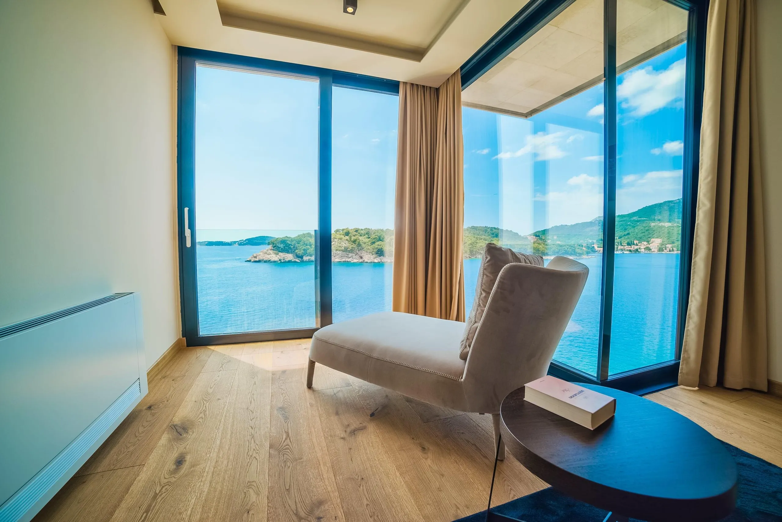 Lavish Waterfront Villa with Beach Access — photograph 6