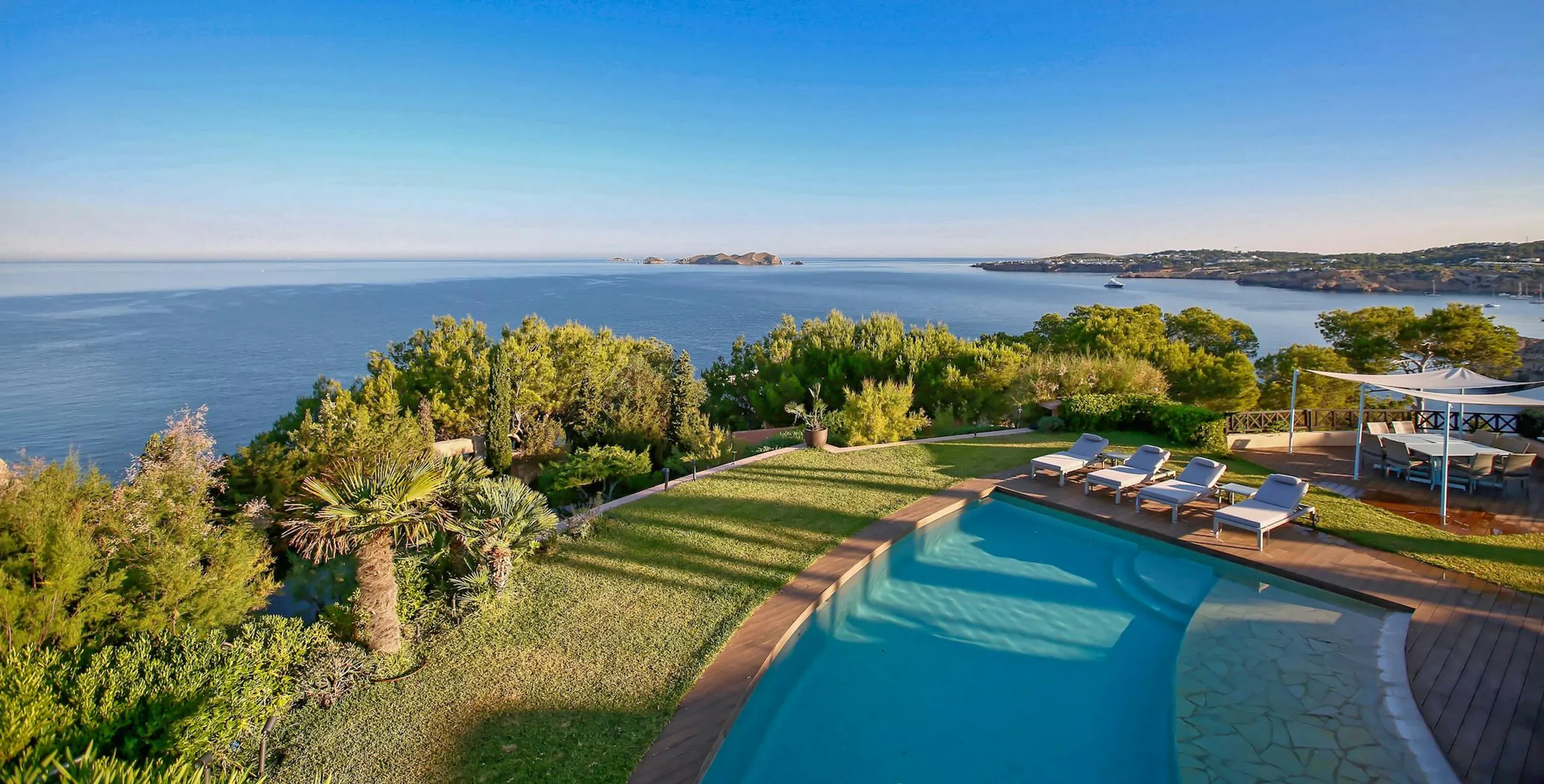 Refined Resort-Style Seaside Villa with Private Trail to Beach — photograph 11