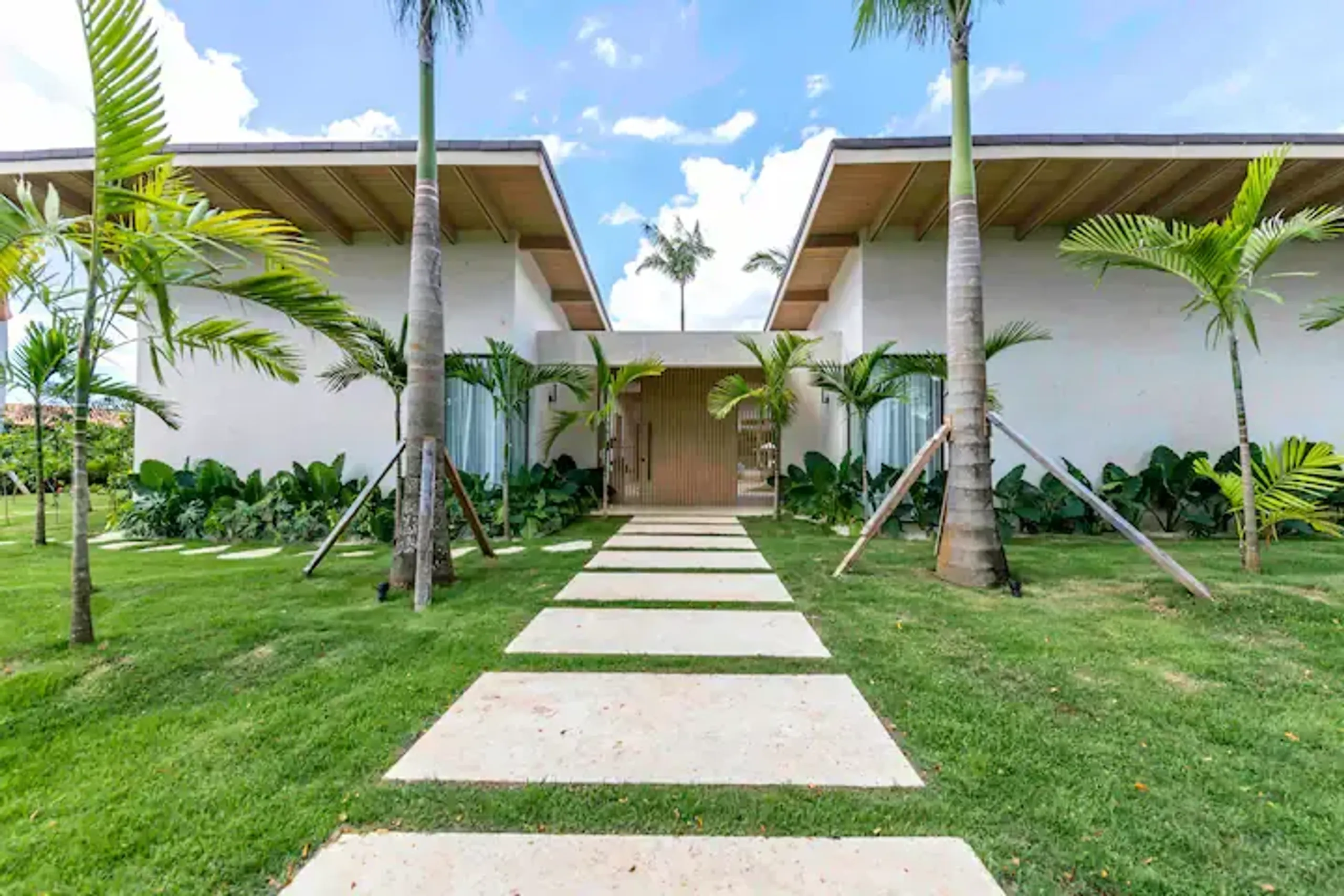 Magnificent Villa with Private Pool and Lush Greenery Surroundings — photograph 4
