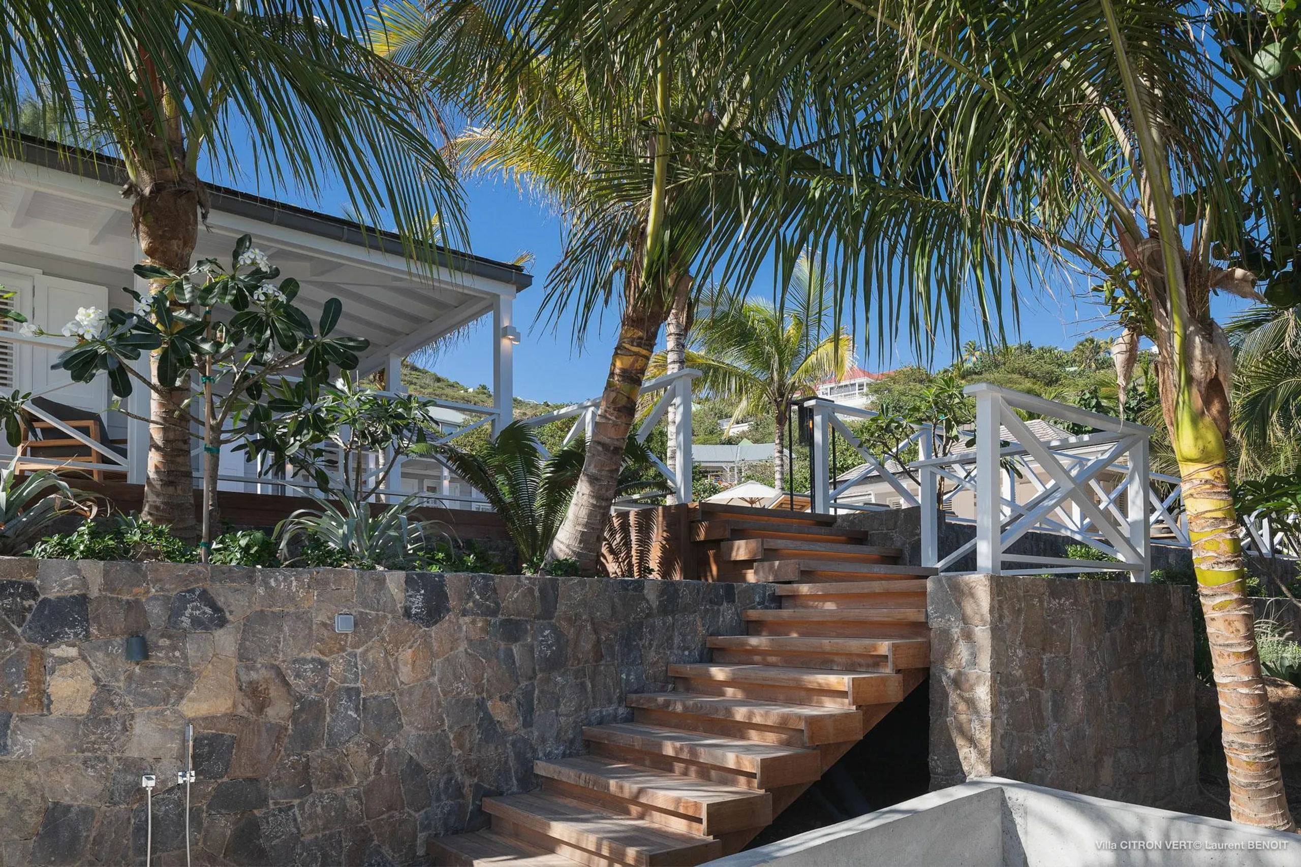 Tranquil Tropical Villa with Ocean Views and Walks to Beach — photograph 5