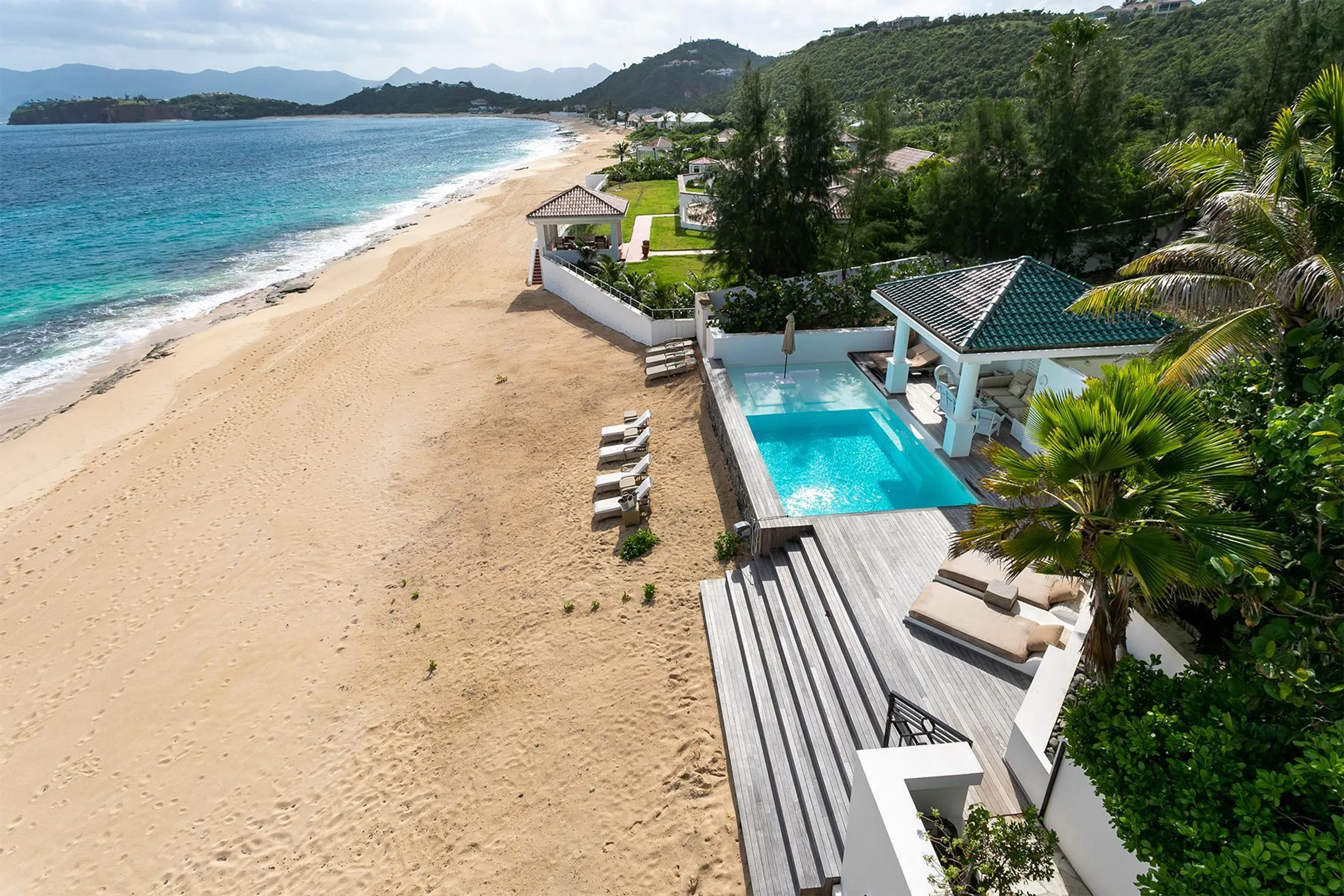 Elegant Luxury Cliffside Villa with Private Pool and Breathtaking Ocean Views — photograph 10