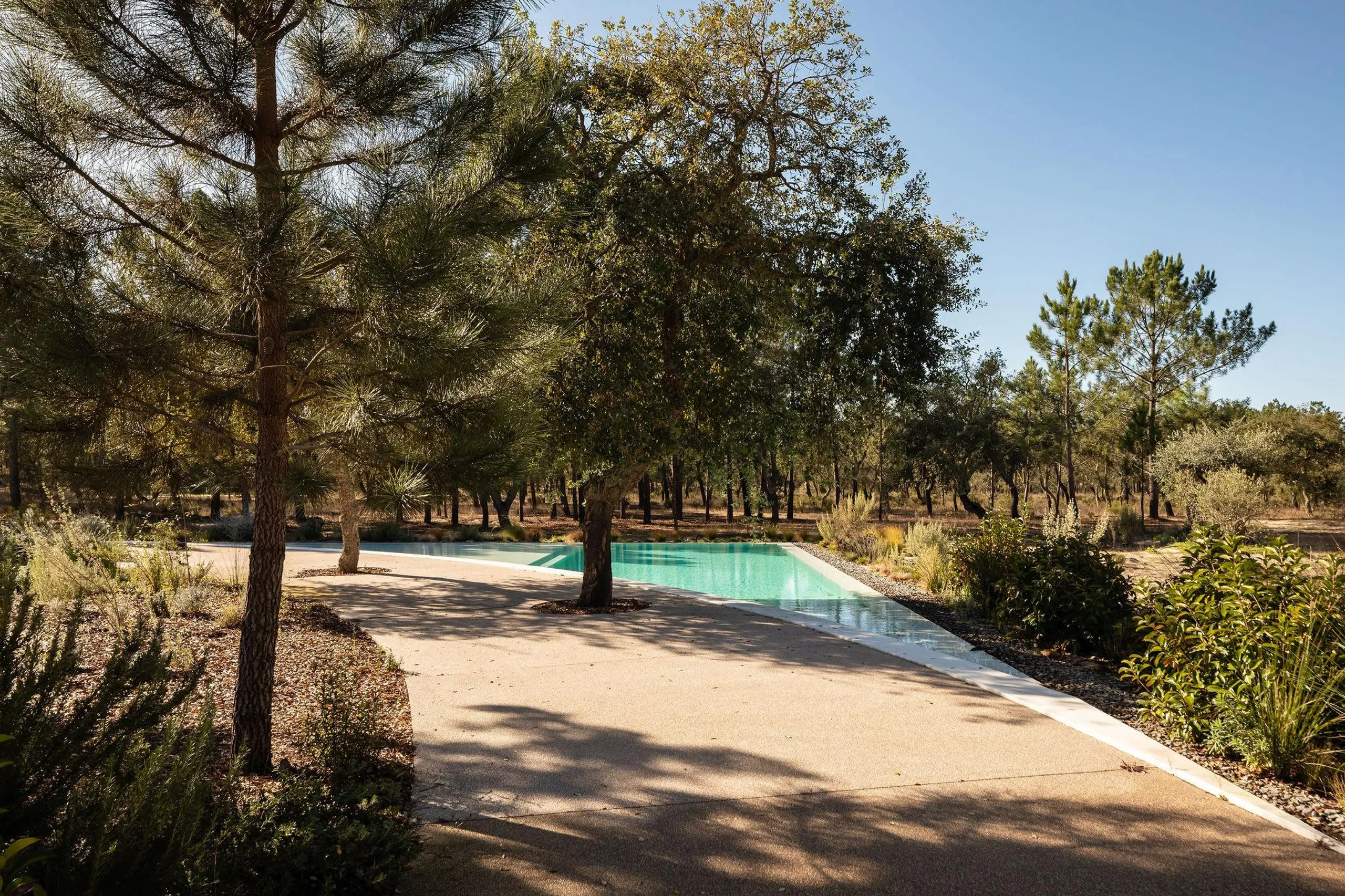 Tranquil Luxury Villa with Invigorating Pool — photograph 9