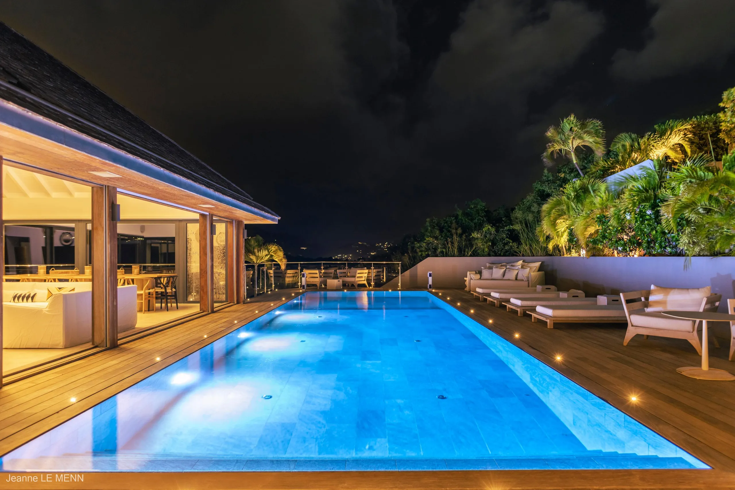 Palatial Beachfront Villa with Private Pool and Luxury Gazebo — photograph 11